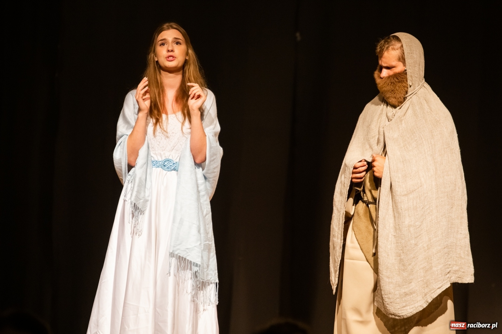 Zdjęcie w galerii na portalu naszraciborz.pl: Spektakl Igraszki z diabłem na scenie MDK wiadomości z regionu