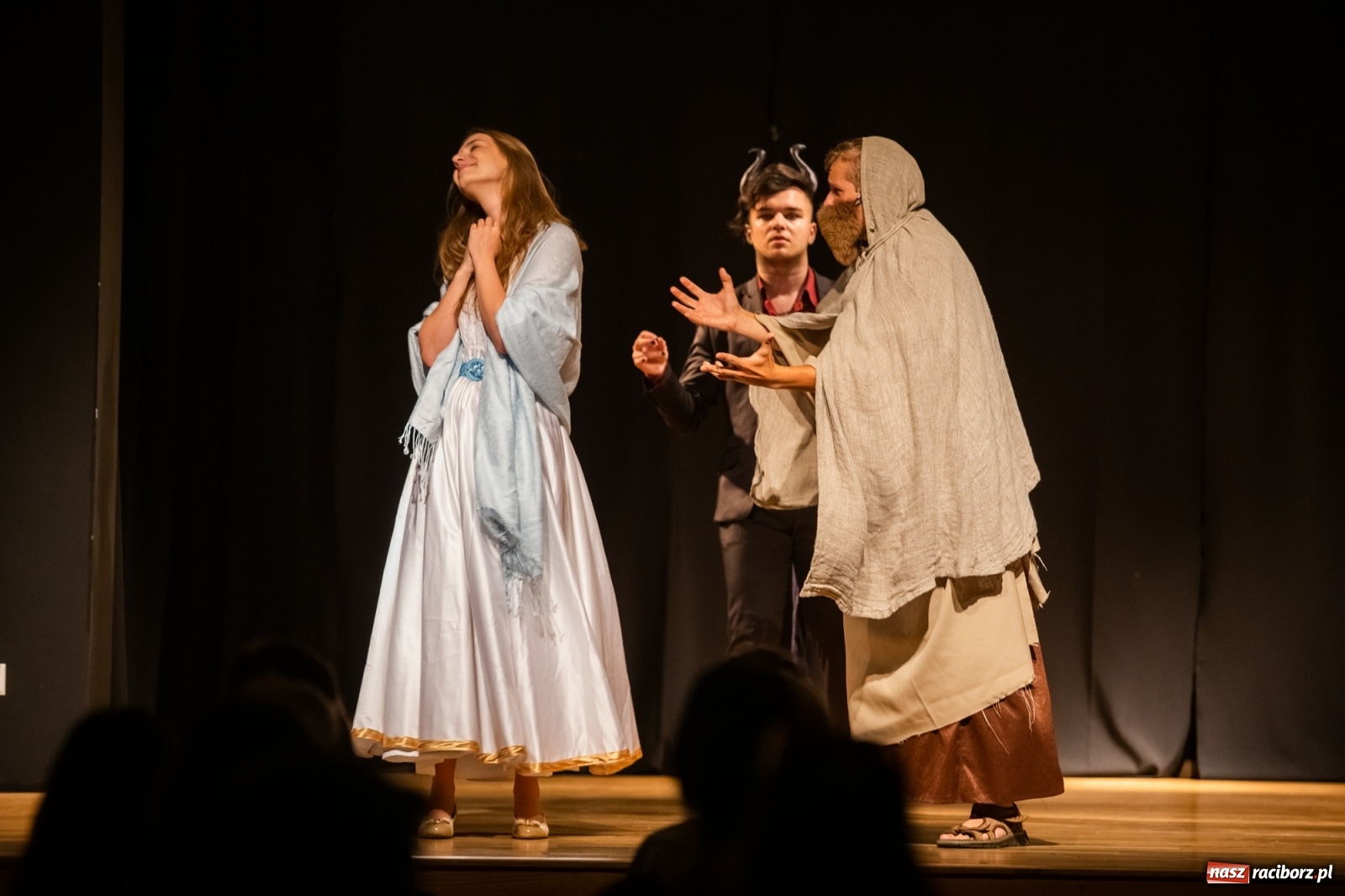 Zdjęcie w galerii na portalu naszraciborz.pl: Spektakl Igraszki z diabłem na scenie MDK wiadomości z regionu