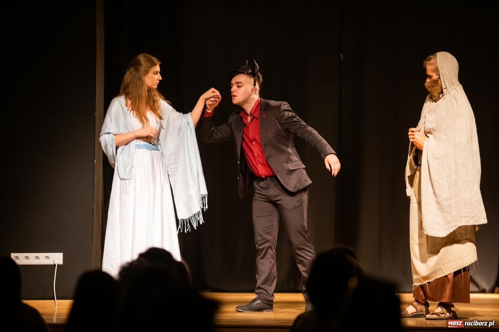 Zdjęcie w galerii na portalu naszraciborz.pl: Spektakl Igraszki z diabłem na scenie MDK wiadomości z regionu