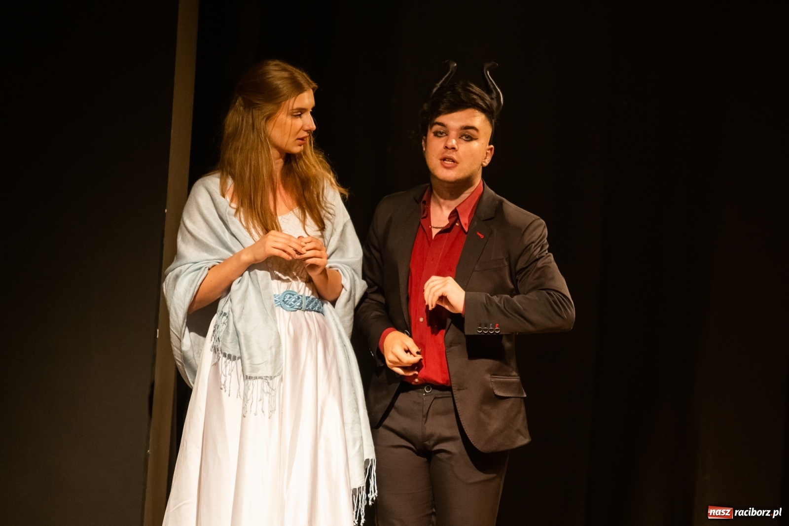 Zdjęcie w galerii na portalu naszraciborz.pl: Spektakl Igraszki z diabłem na scenie MDK wiadomości z regionu