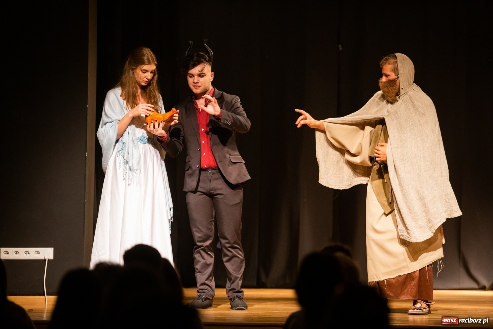 Zdjęcie w galerii na portalu naszraciborz.pl: Spektakl Igraszki z diabłem na scenie MDK wiadomości z regionu