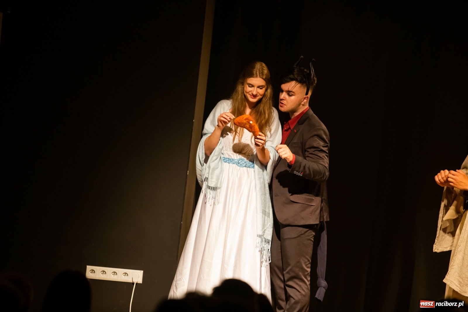 Zdjęcie w galerii na portalu naszraciborz.pl: Spektakl Igraszki z diabłem na scenie MDK wiadomości z regionu
