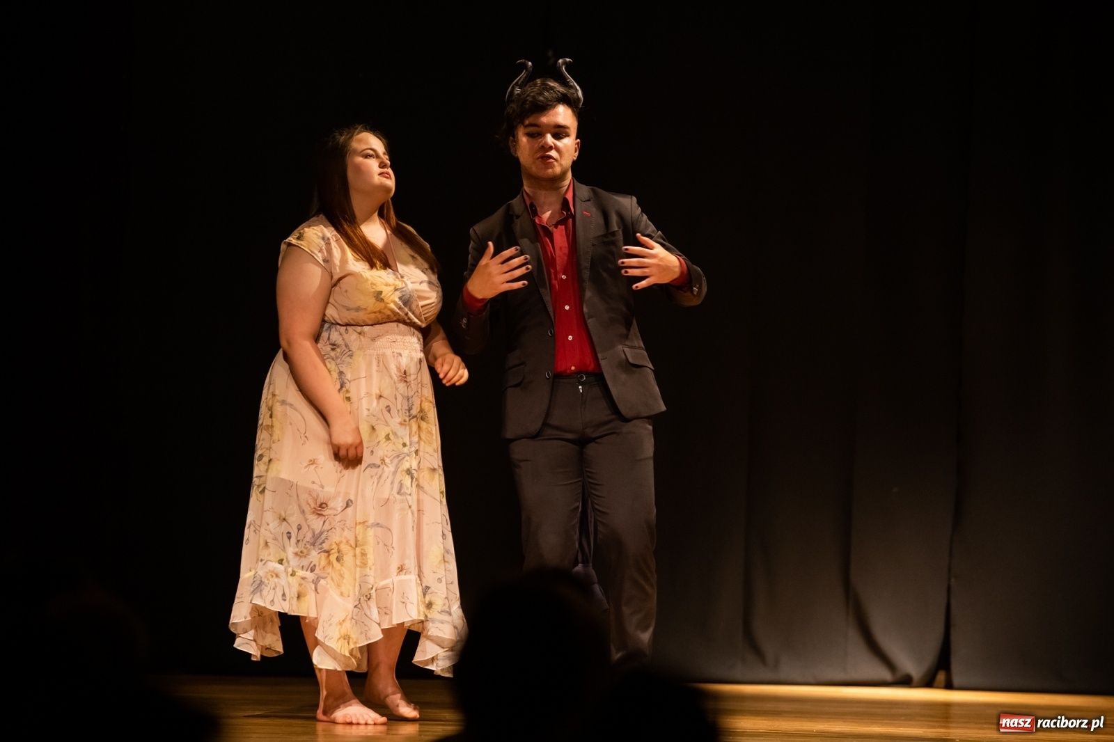 Zdjęcie w galerii na portalu naszraciborz.pl: Spektakl Igraszki z diabłem na scenie MDK wiadomości z regionu