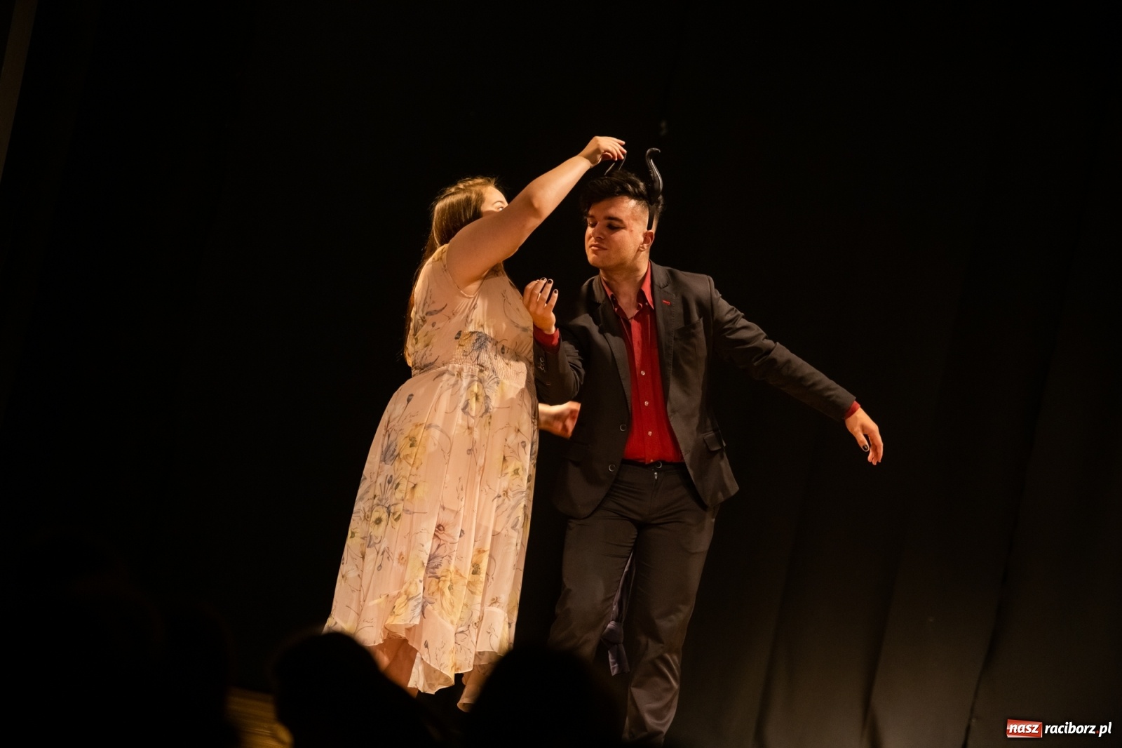 Zdjęcie w galerii na portalu naszraciborz.pl: Spektakl Igraszki z diabłem na scenie MDK wiadomości z regionu