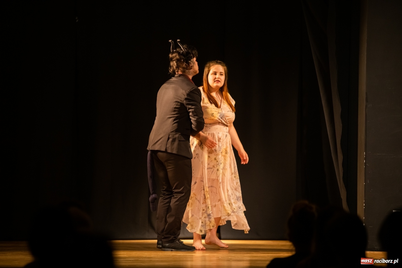 Zdjęcie w galerii na portalu naszraciborz.pl: Spektakl Igraszki z diabłem na scenie MDK wiadomości z regionu