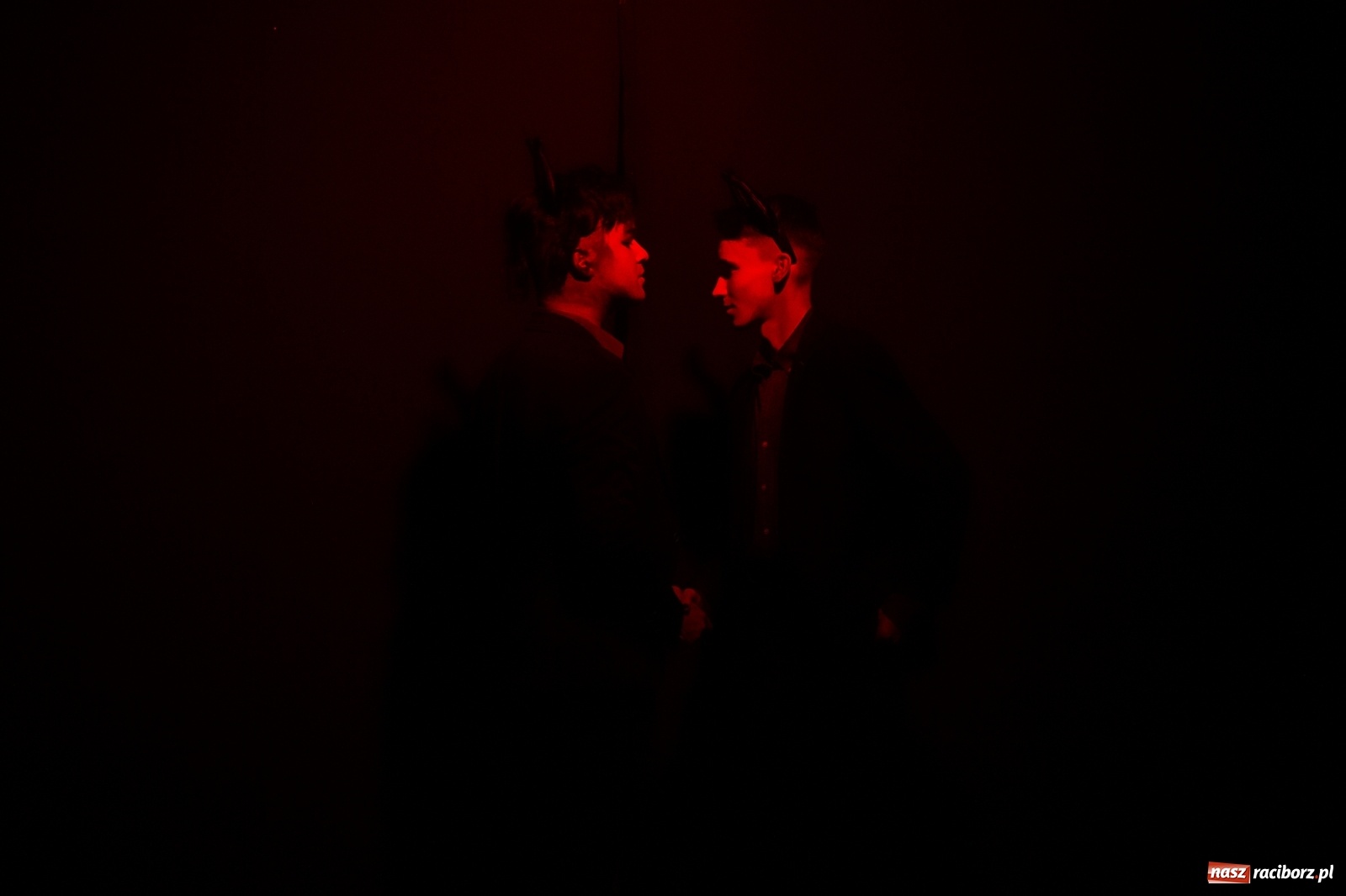 Zdjęcie w galerii na portalu naszraciborz.pl: Spektakl Igraszki z diabłem na scenie MDK wiadomości z regionu