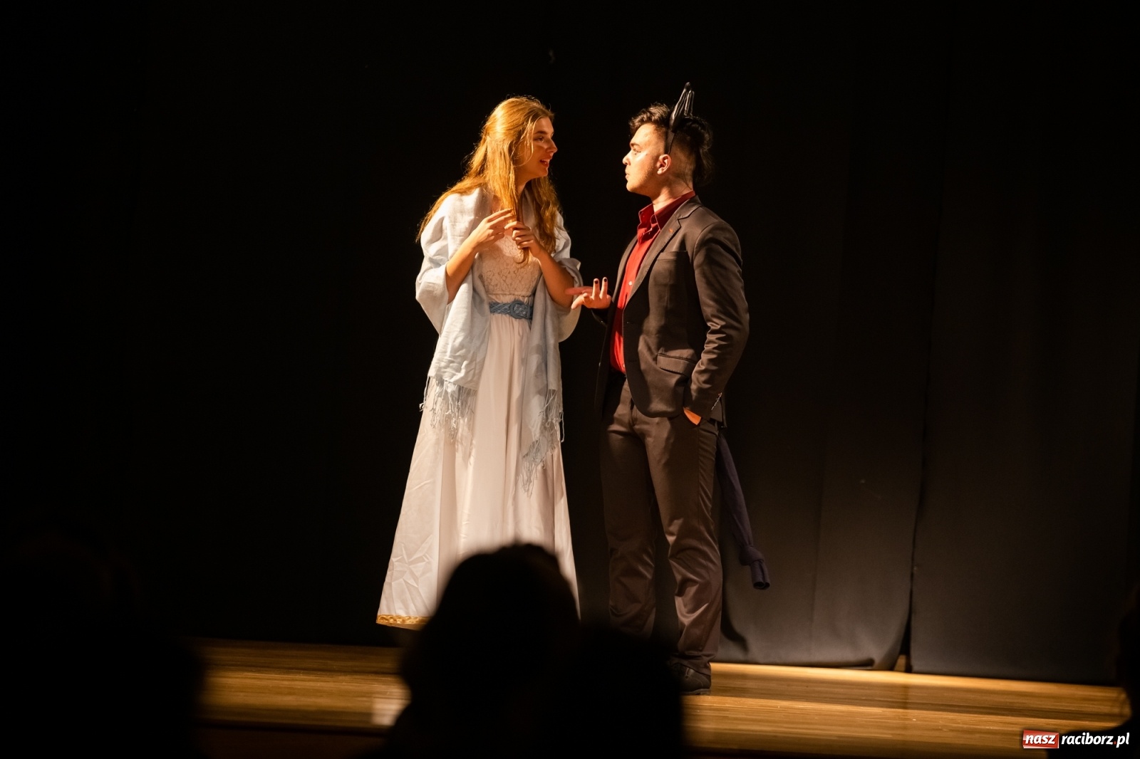 Zdjęcie w galerii na portalu naszraciborz.pl: Spektakl Igraszki z diabłem na scenie MDK wiadomości z regionu