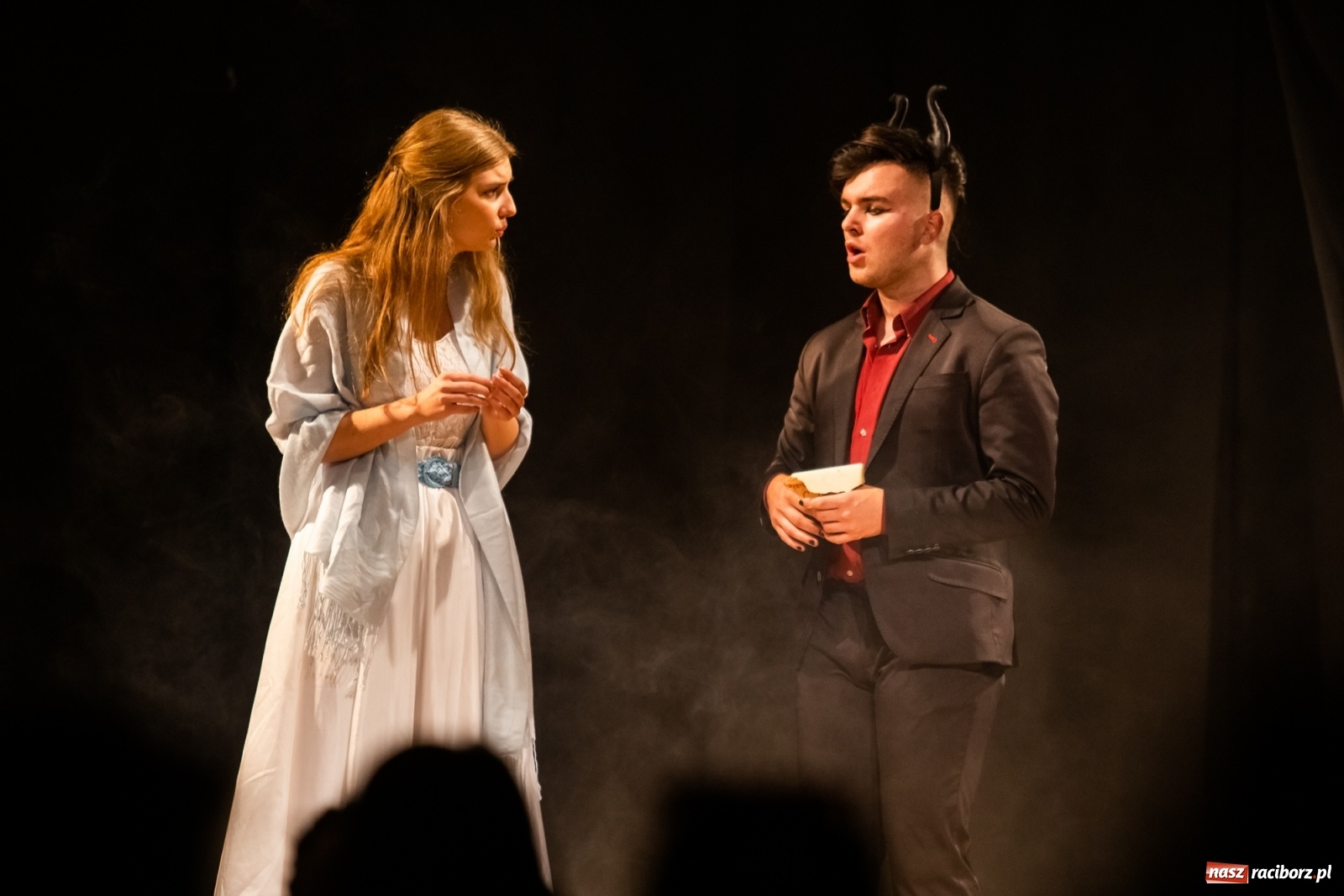 Zdjęcie w galerii na portalu naszraciborz.pl: Spektakl Igraszki z diabłem na scenie MDK wiadomości z regionu