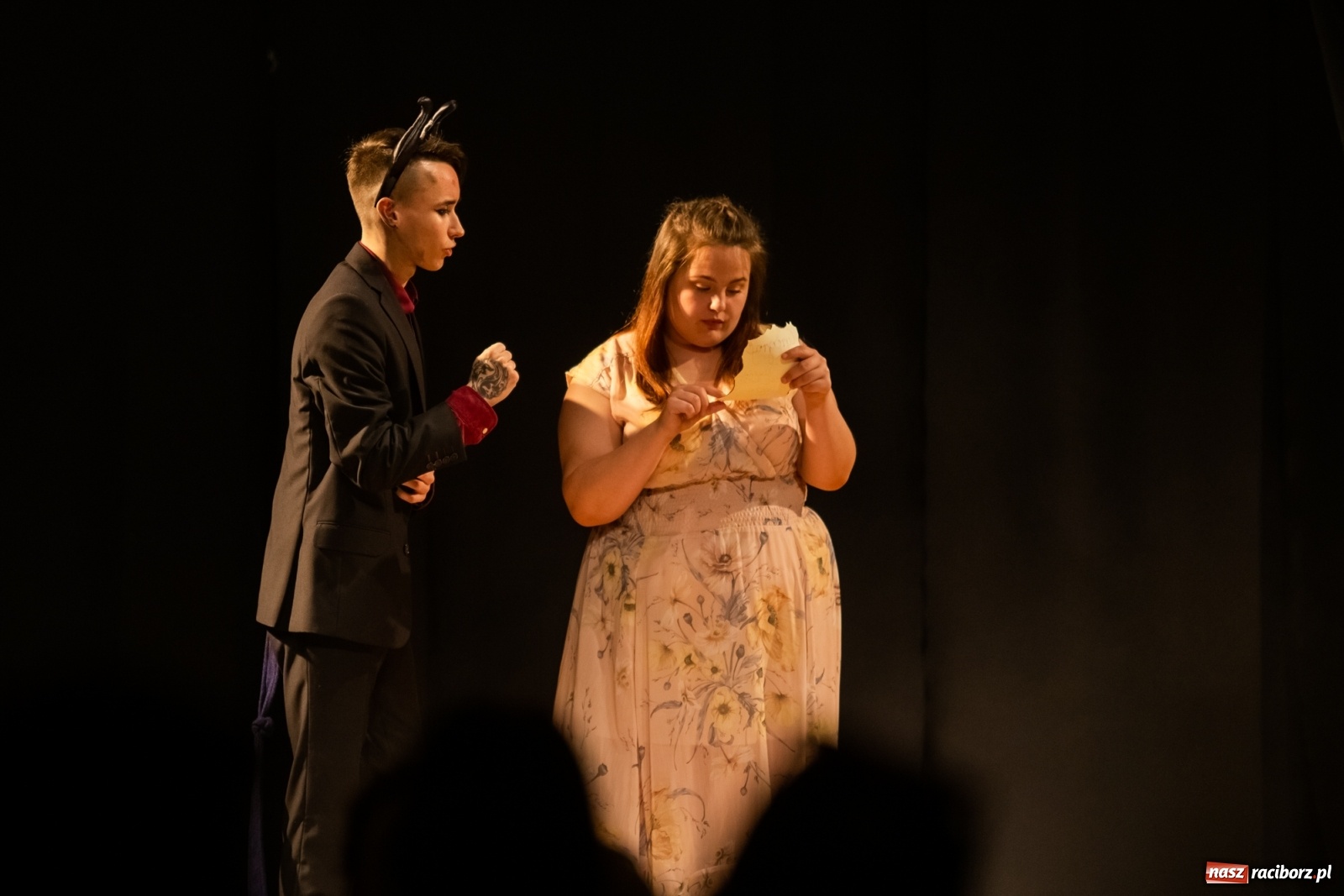 Zdjęcie w galerii na portalu naszraciborz.pl: Spektakl Igraszki z diabłem na scenie MDK wiadomości z regionu