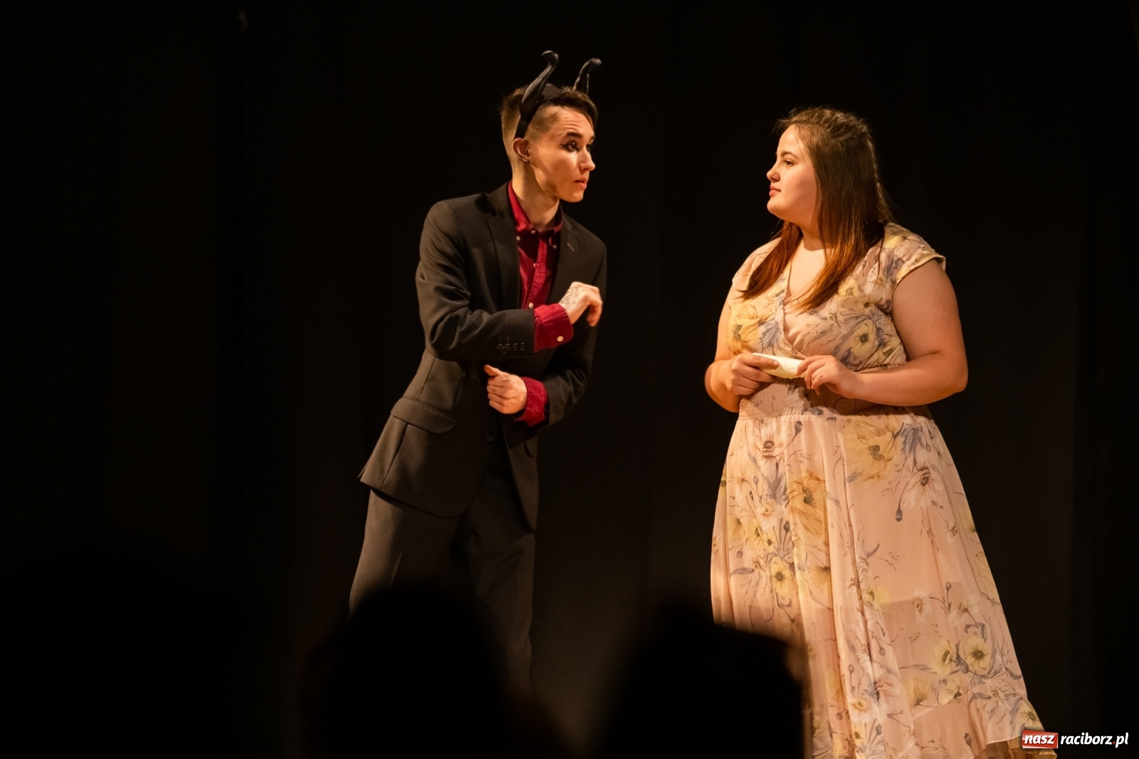 Zdjęcie w galerii na portalu naszraciborz.pl: Spektakl Igraszki z diabłem na scenie MDK wiadomości z regionu