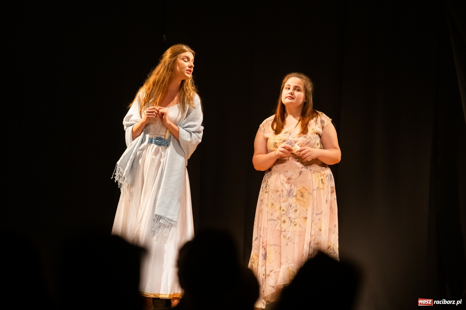 Zdjęcie w galerii na portalu naszraciborz.pl: Spektakl Igraszki z diabłem na scenie MDK wiadomości z regionu