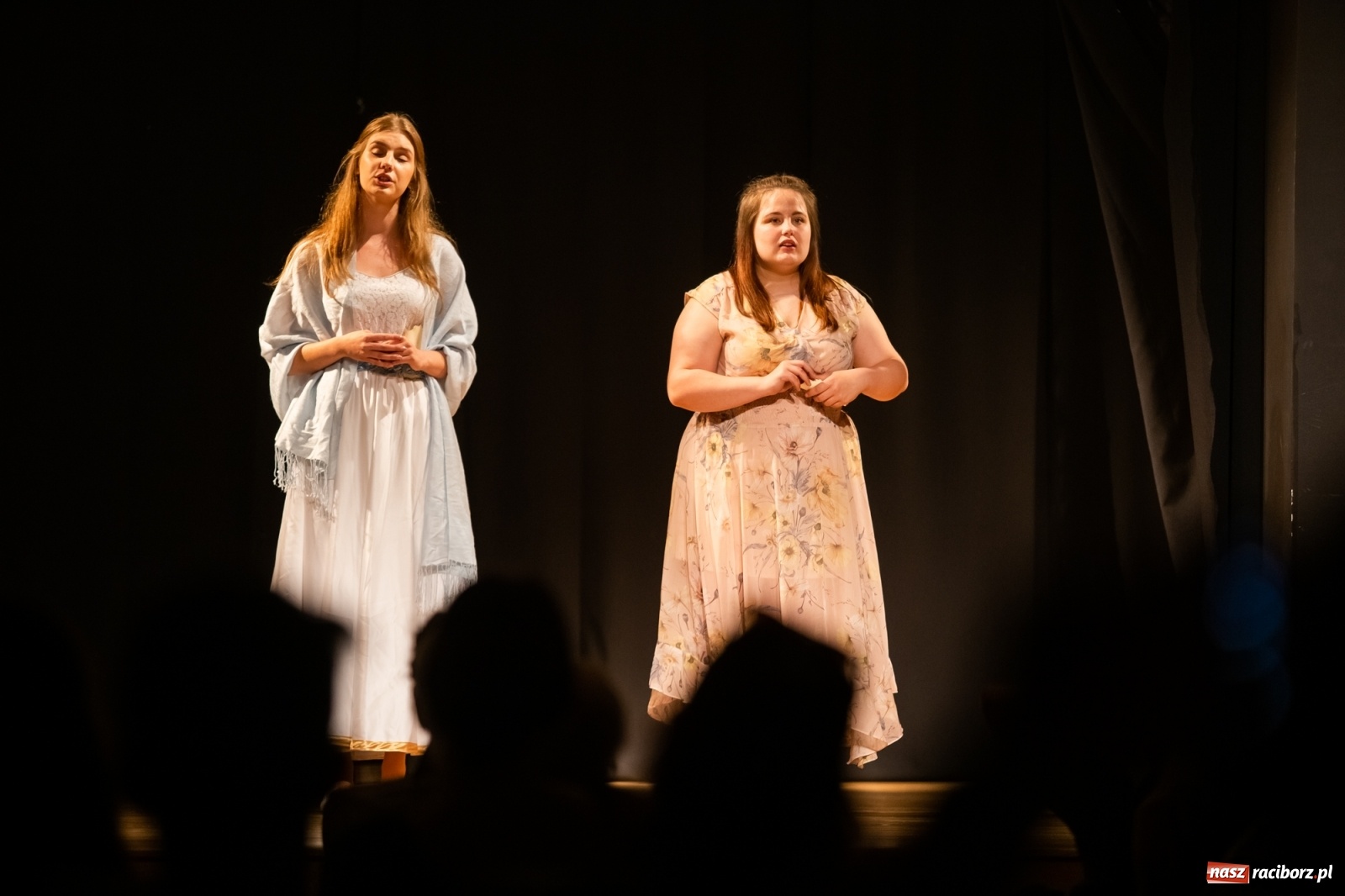 Zdjęcie w galerii na portalu naszraciborz.pl: Spektakl Igraszki z diabłem na scenie MDK wiadomości z regionu