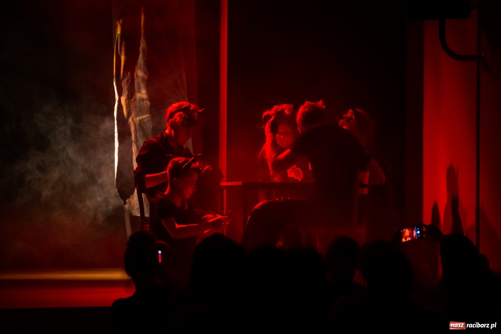 Zdjęcie w galerii na portalu naszraciborz.pl: Spektakl Igraszki z diabłem na scenie MDK wiadomości z regionu