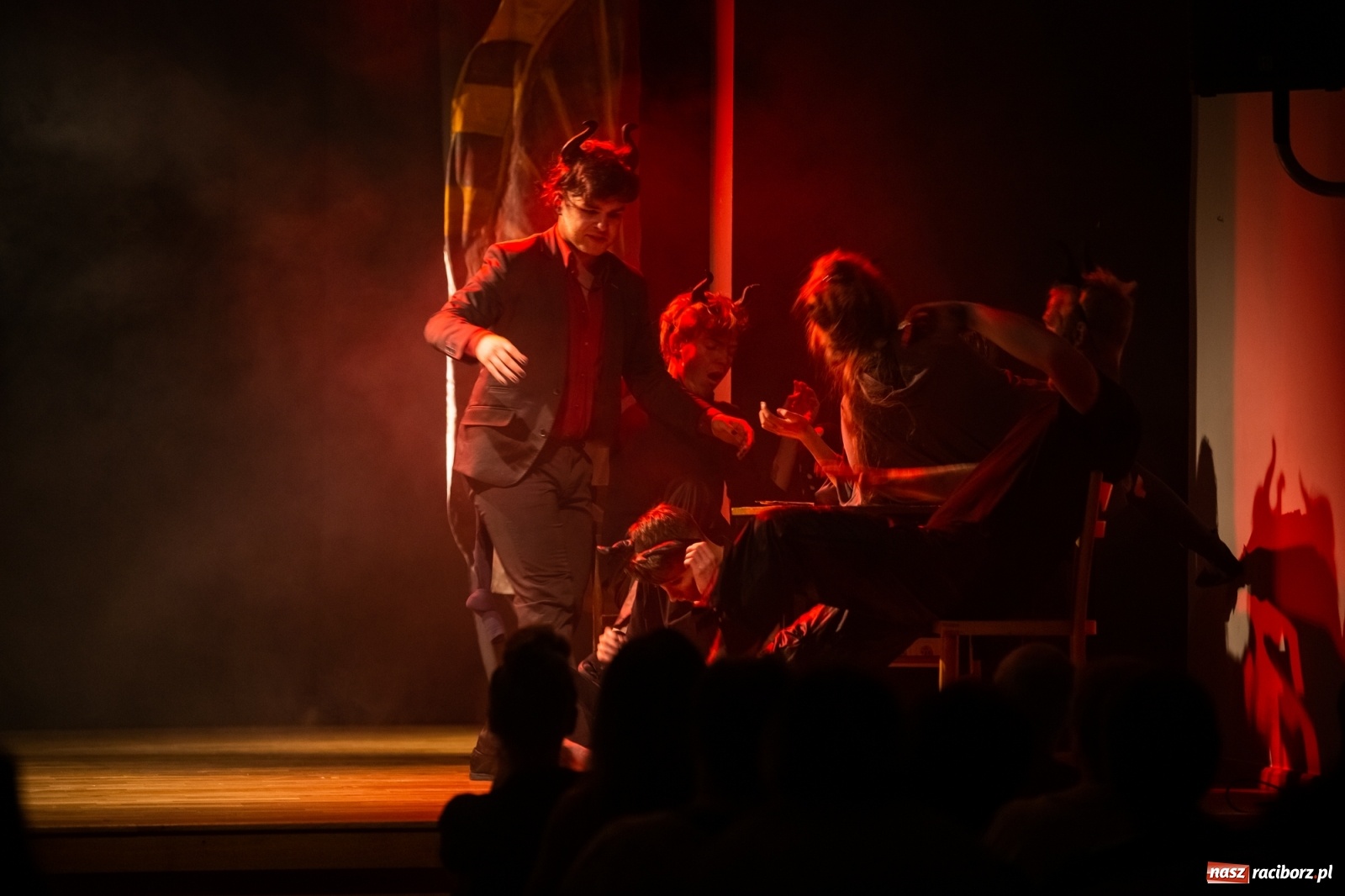Zdjęcie w galerii na portalu naszraciborz.pl: Spektakl Igraszki z diabłem na scenie MDK wiadomości z regionu