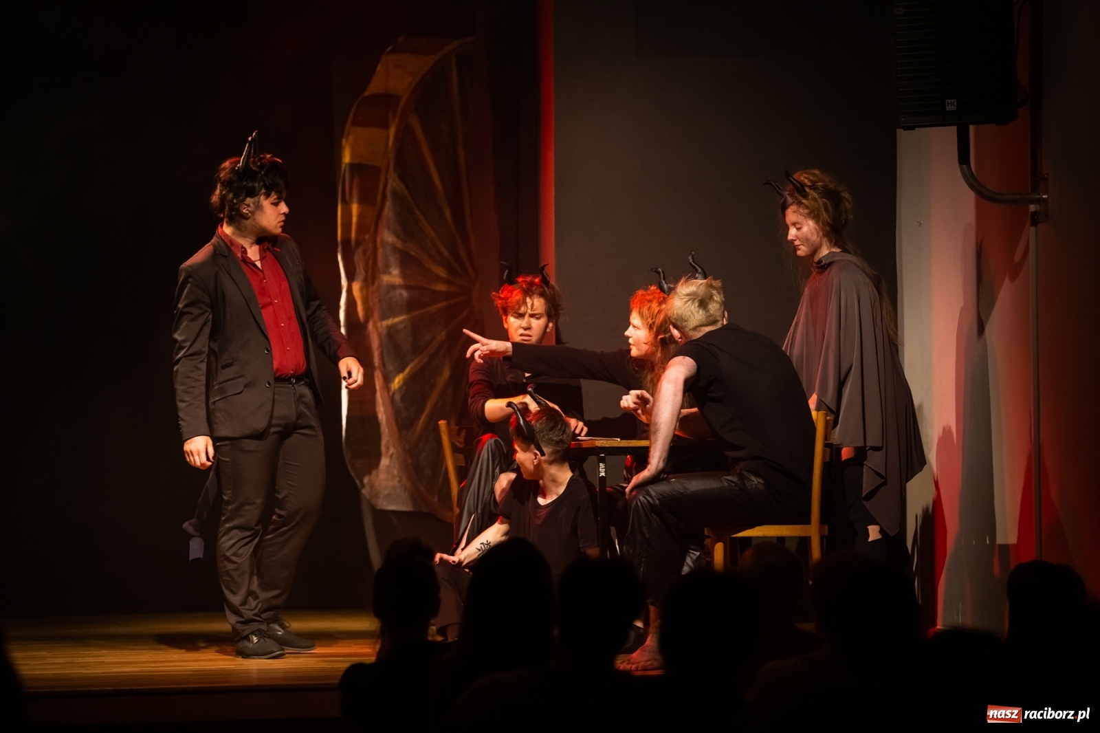 Zdjęcie w galerii na portalu naszraciborz.pl: Spektakl Igraszki z diabłem na scenie MDK wiadomości z regionu