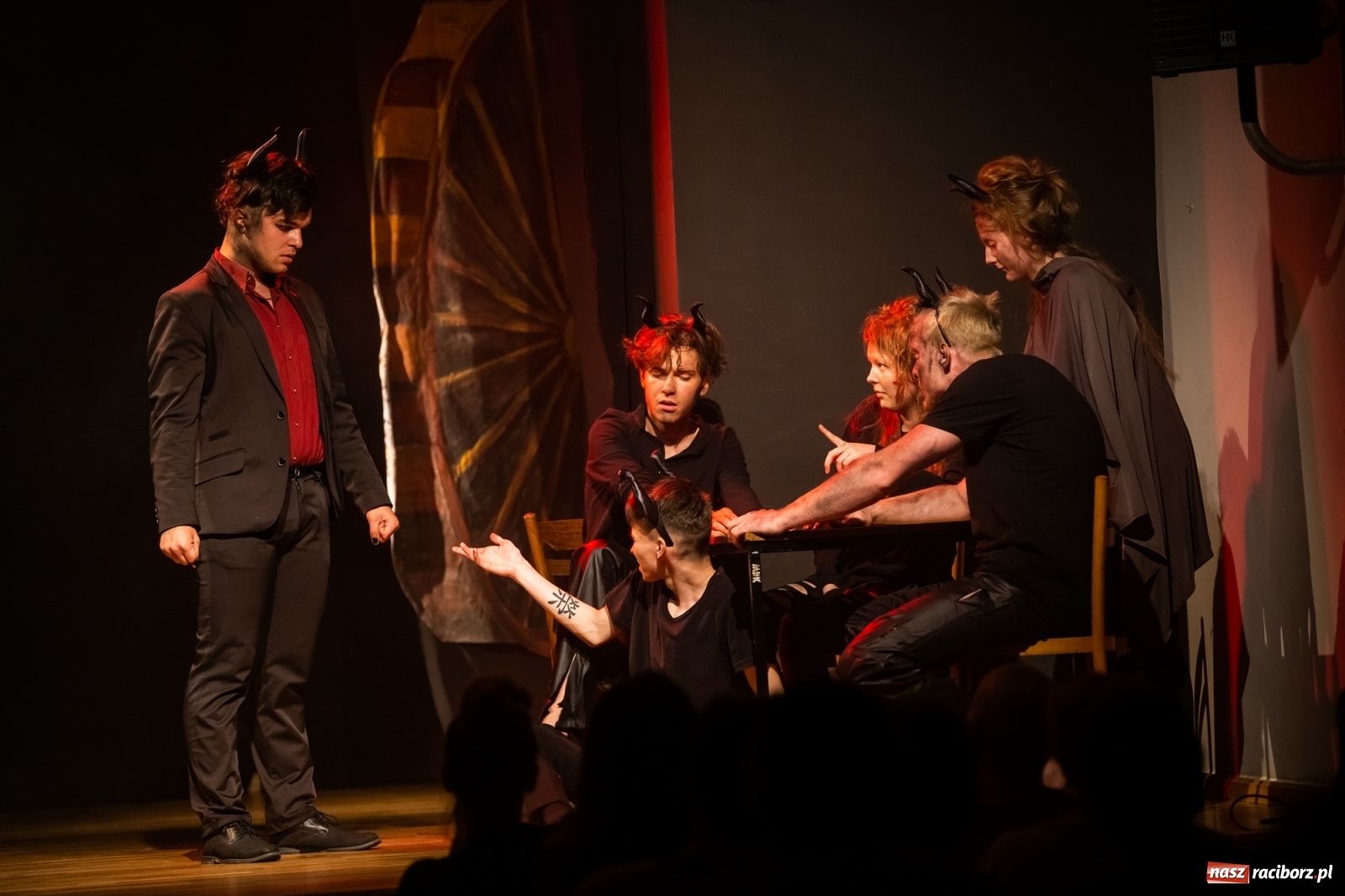 Zdjęcie w galerii na portalu naszraciborz.pl: Spektakl Igraszki z diabłem na scenie MDK wiadomości z regionu
