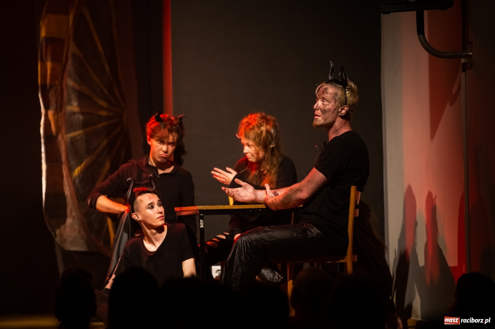 Zdjęcie w galerii na portalu naszraciborz.pl: Spektakl Igraszki z diabłem na scenie MDK wiadomości z regionu