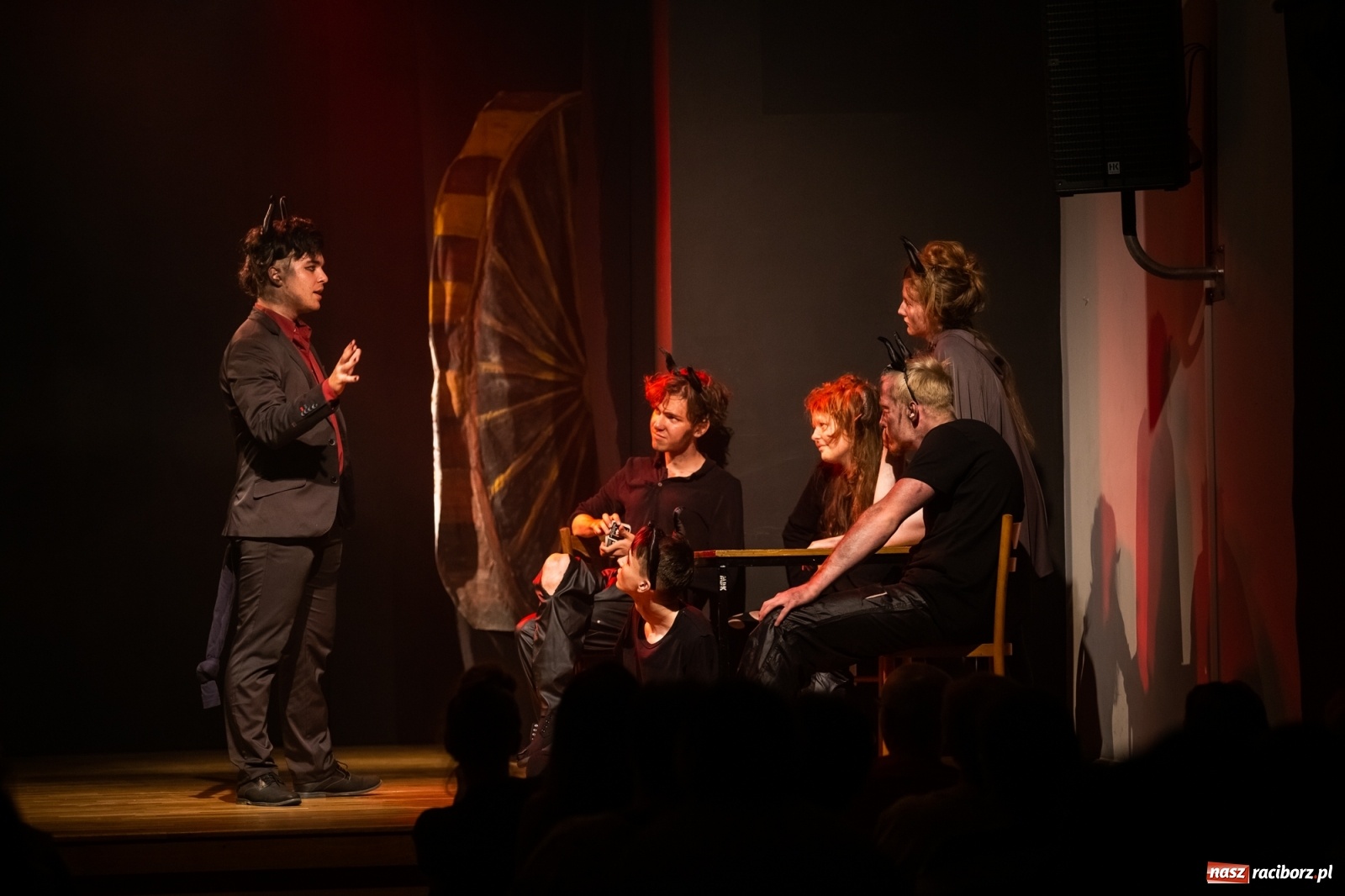 Zdjęcie w galerii na portalu naszraciborz.pl: Spektakl Igraszki z diabłem na scenie MDK wiadomości z regionu