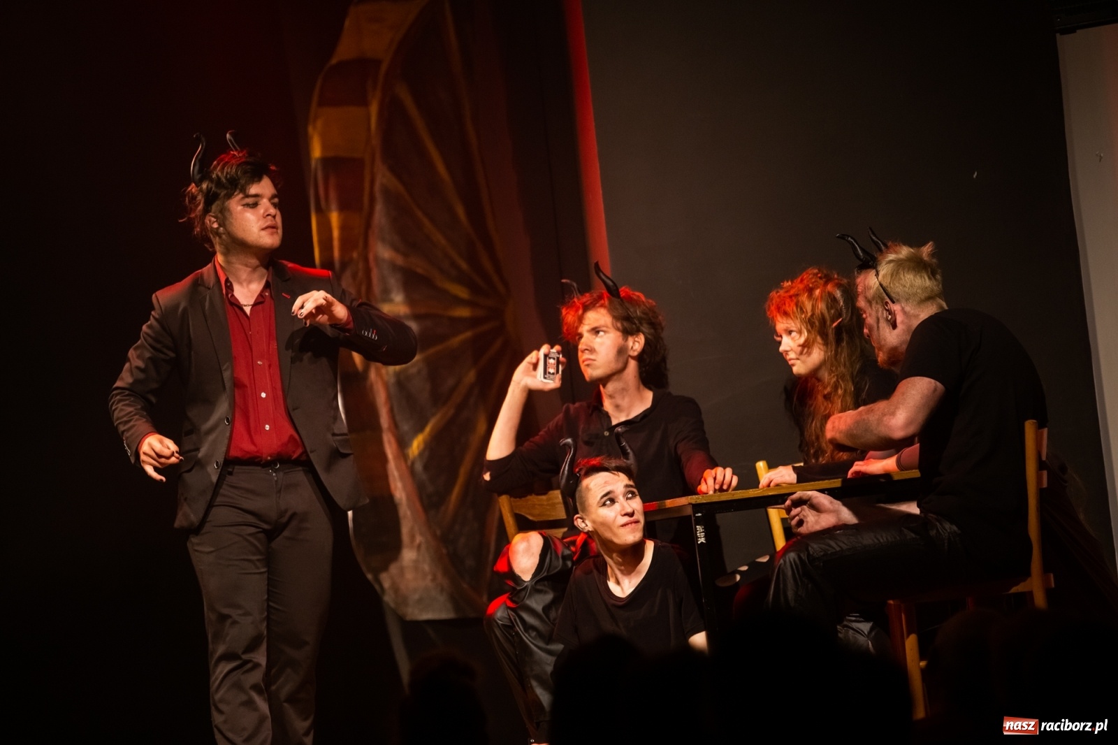 Zdjęcie w galerii na portalu naszraciborz.pl: Spektakl Igraszki z diabłem na scenie MDK wiadomości z regionu