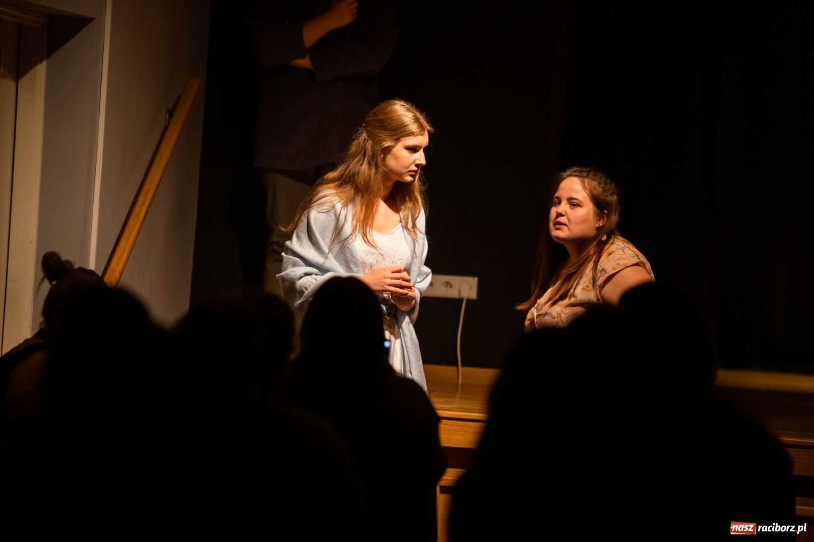 Zdjęcie w galerii na portalu naszraciborz.pl: Spektakl Igraszki z diabłem na scenie MDK wiadomości z regionu