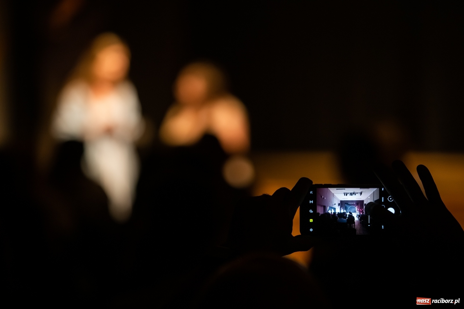 Zdjęcie w galerii na portalu naszraciborz.pl: Spektakl Igraszki z diabłem na scenie MDK wiadomości z regionu