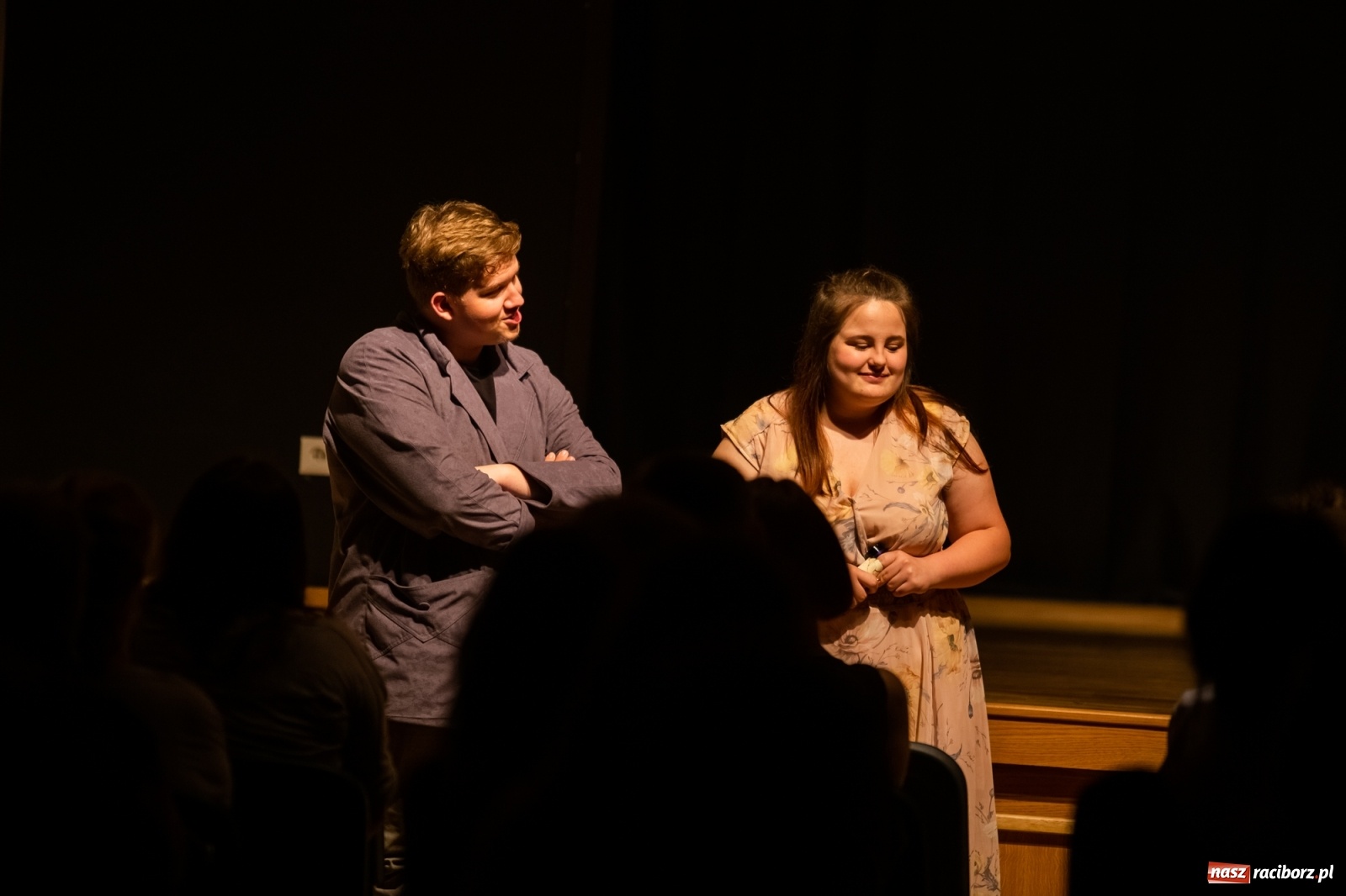 Zdjęcie w galerii na portalu naszraciborz.pl: Spektakl Igraszki z diabłem na scenie MDK wiadomości z regionu