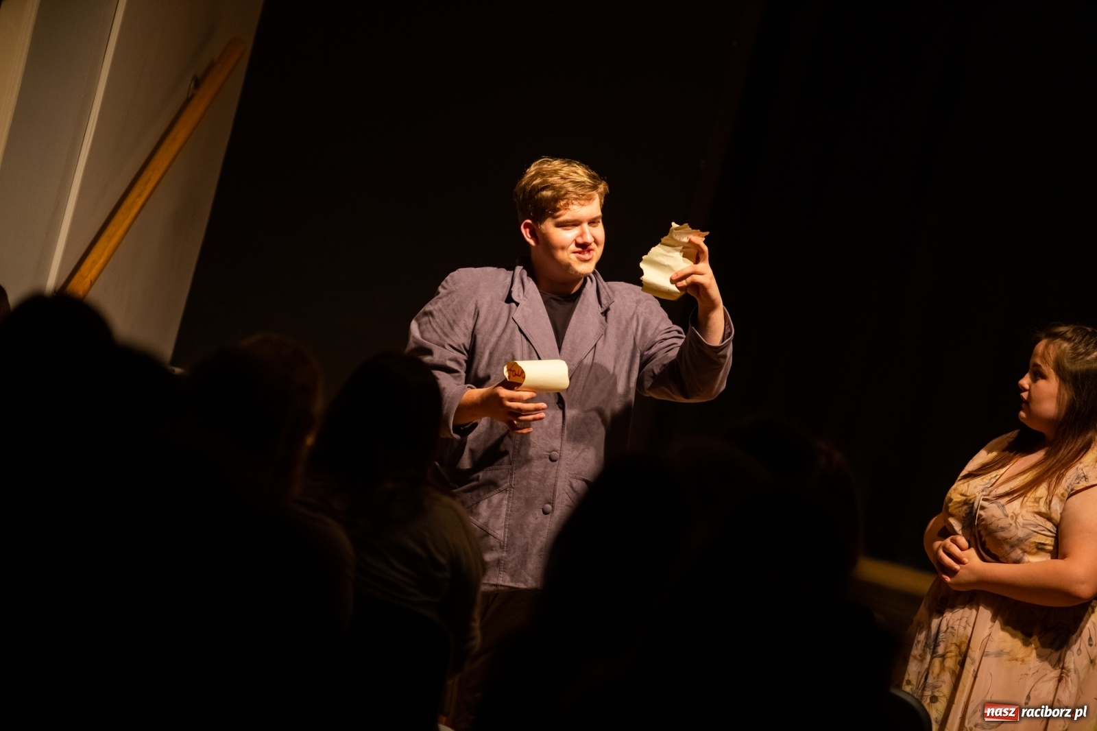 Zdjęcie w galerii na portalu naszraciborz.pl: Spektakl Igraszki z diabłem na scenie MDK wiadomości z regionu