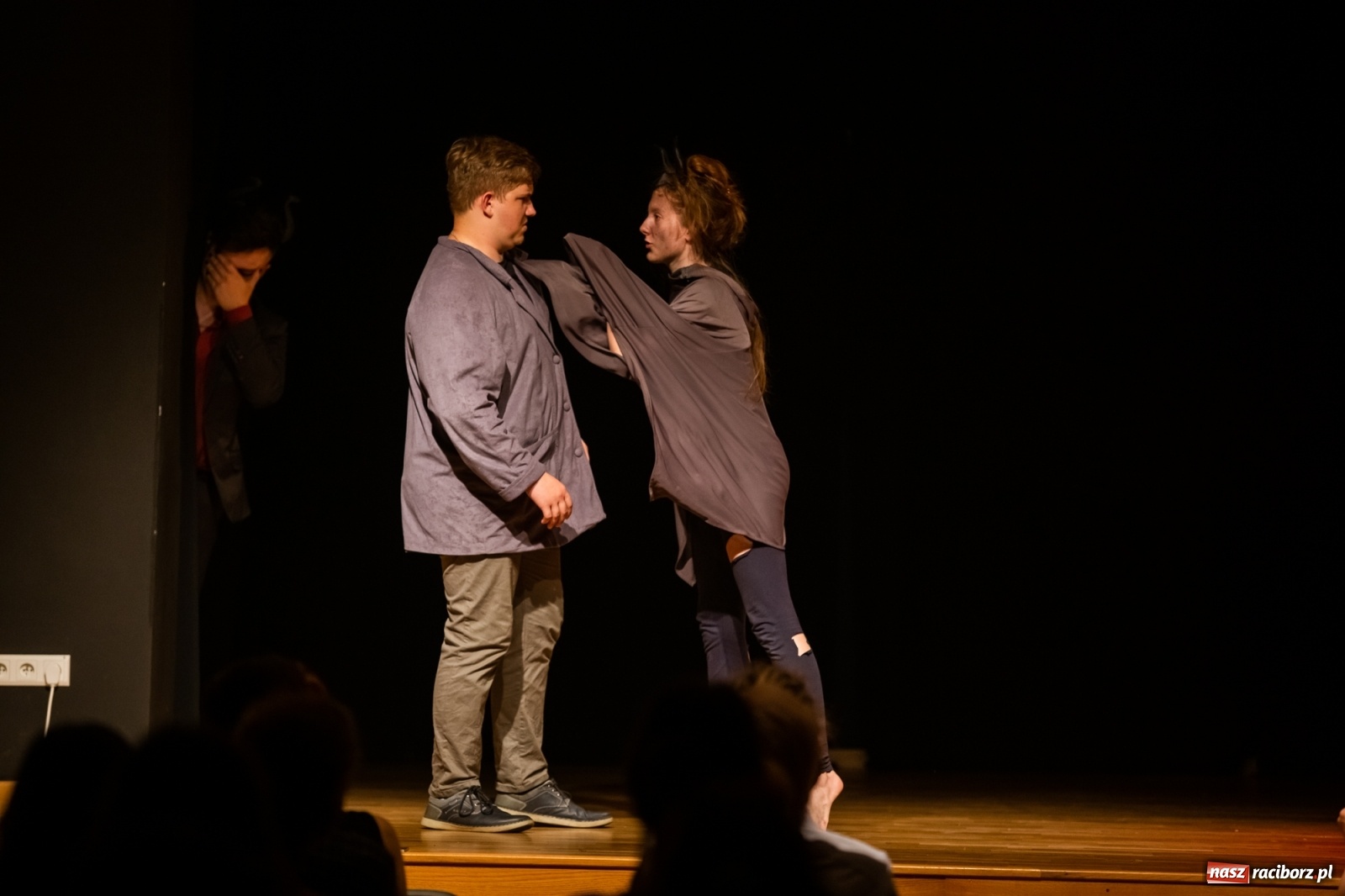 Zdjęcie w galerii na portalu naszraciborz.pl: Spektakl Igraszki z diabłem na scenie MDK wiadomości z regionu