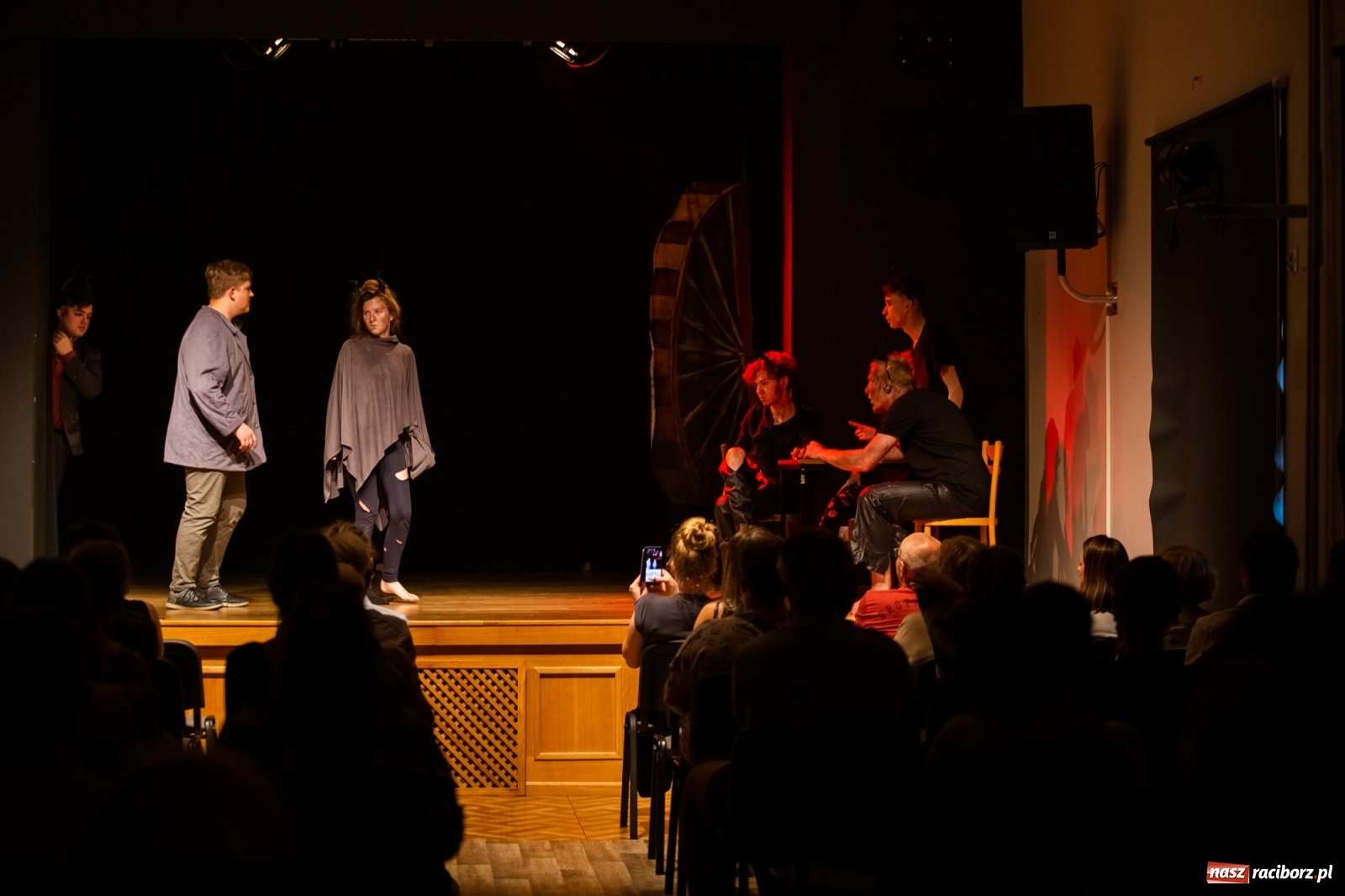 Zdjęcie w galerii na portalu naszraciborz.pl: Spektakl Igraszki z diabłem na scenie MDK wiadomości z regionu