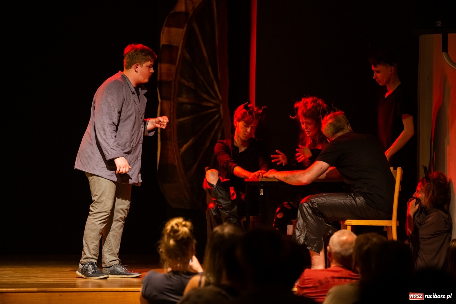Zdjęcie w galerii na portalu naszraciborz.pl: Spektakl Igraszki z diabłem na scenie MDK wiadomości z regionu