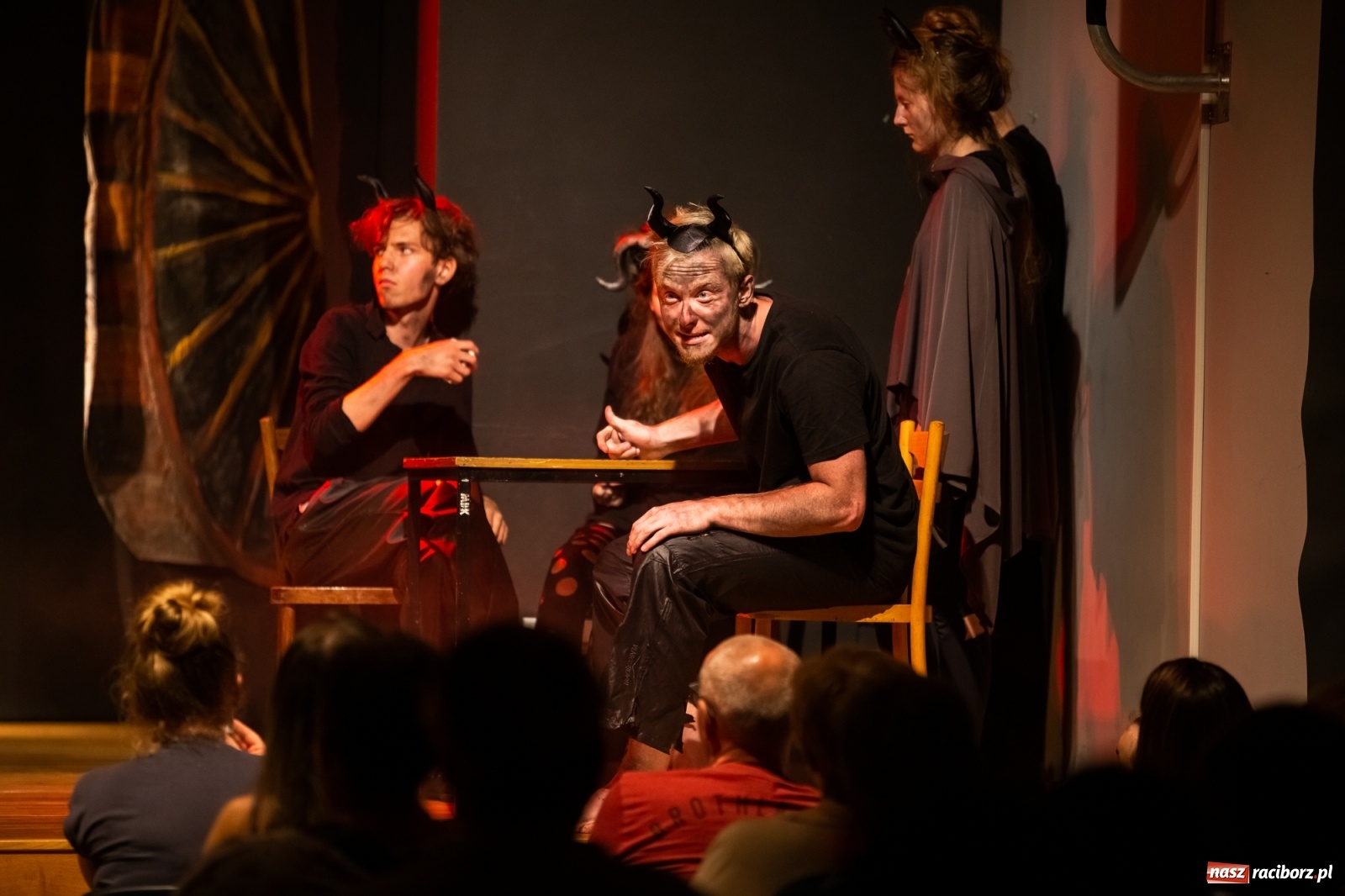 Zdjęcie w galerii na portalu naszraciborz.pl: Spektakl Igraszki z diabłem na scenie MDK wiadomości z regionu