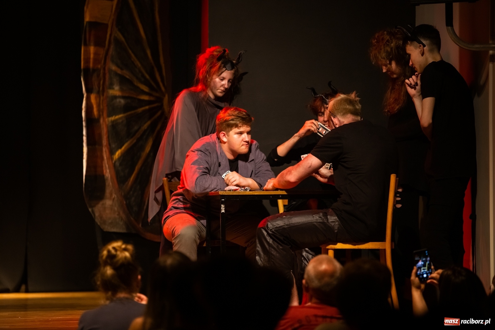 Zdjęcie w galerii na portalu naszraciborz.pl: Spektakl Igraszki z diabłem na scenie MDK wiadomości z regionu