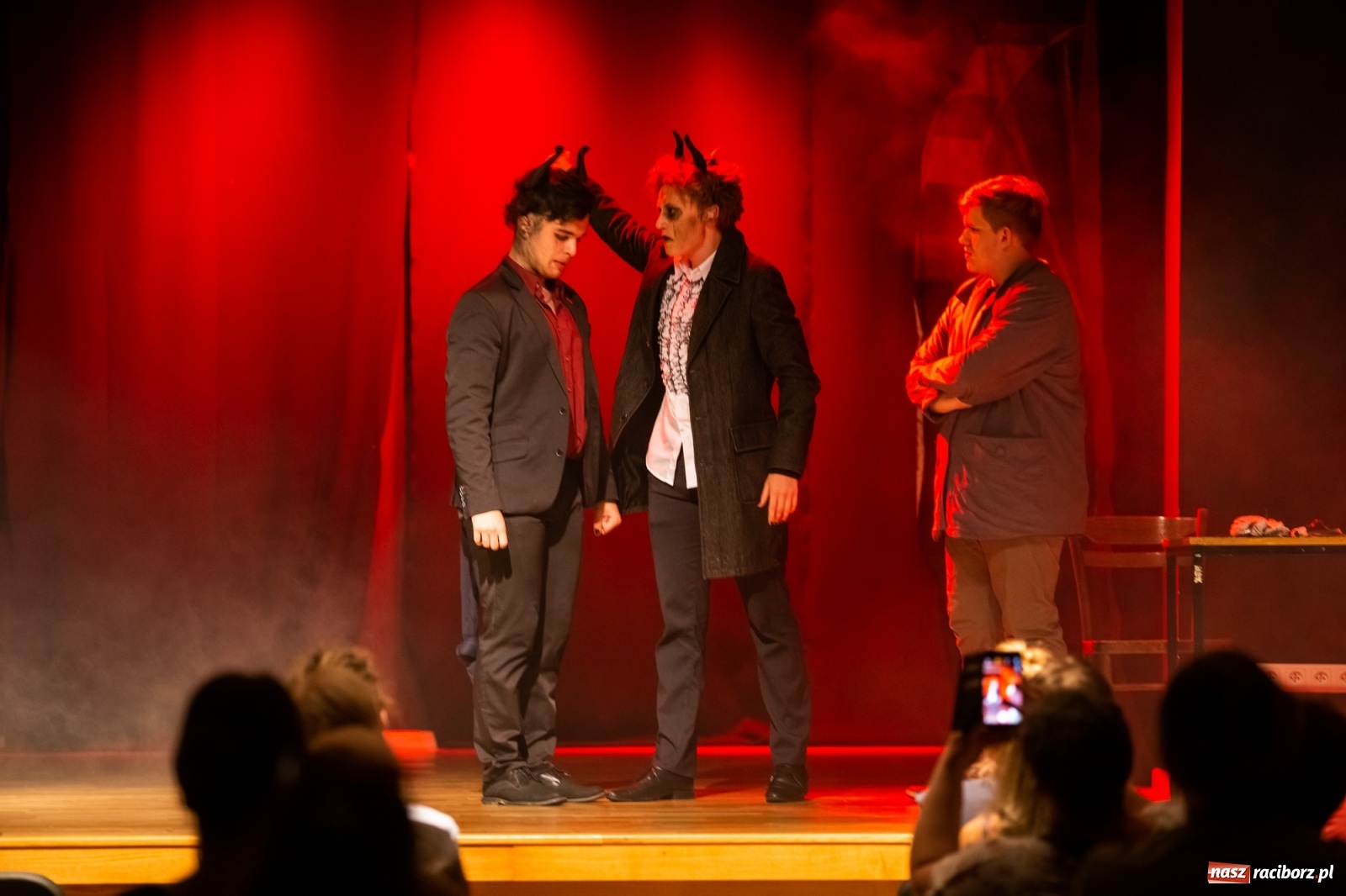 Zdjęcie w galerii na portalu naszraciborz.pl: Spektakl Igraszki z diabłem na scenie MDK wiadomości z regionu