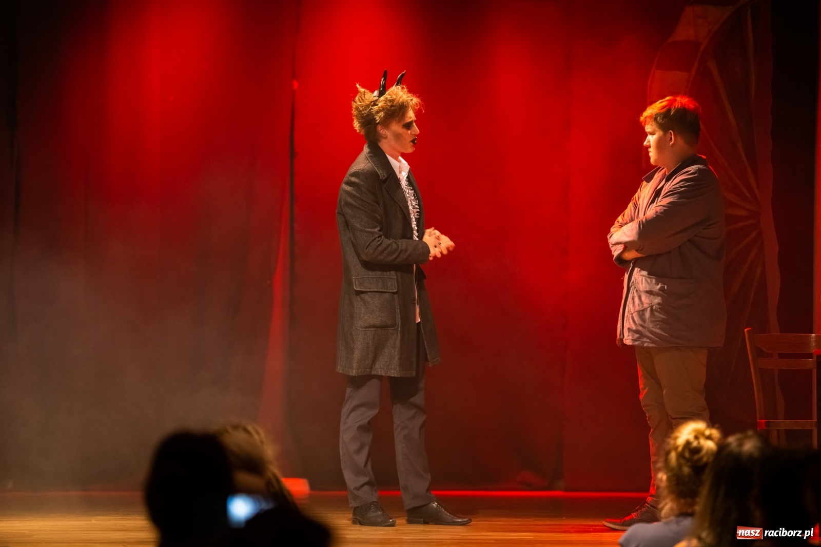 Zdjęcie w galerii na portalu naszraciborz.pl: Spektakl Igraszki z diabłem na scenie MDK wiadomości z regionu