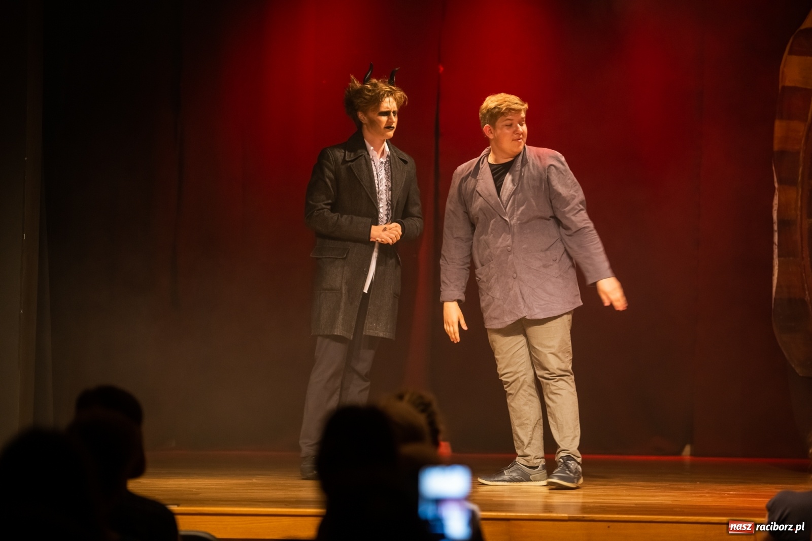 Zdjęcie w galerii na portalu naszraciborz.pl: Spektakl Igraszki z diabłem na scenie MDK wiadomości z regionu