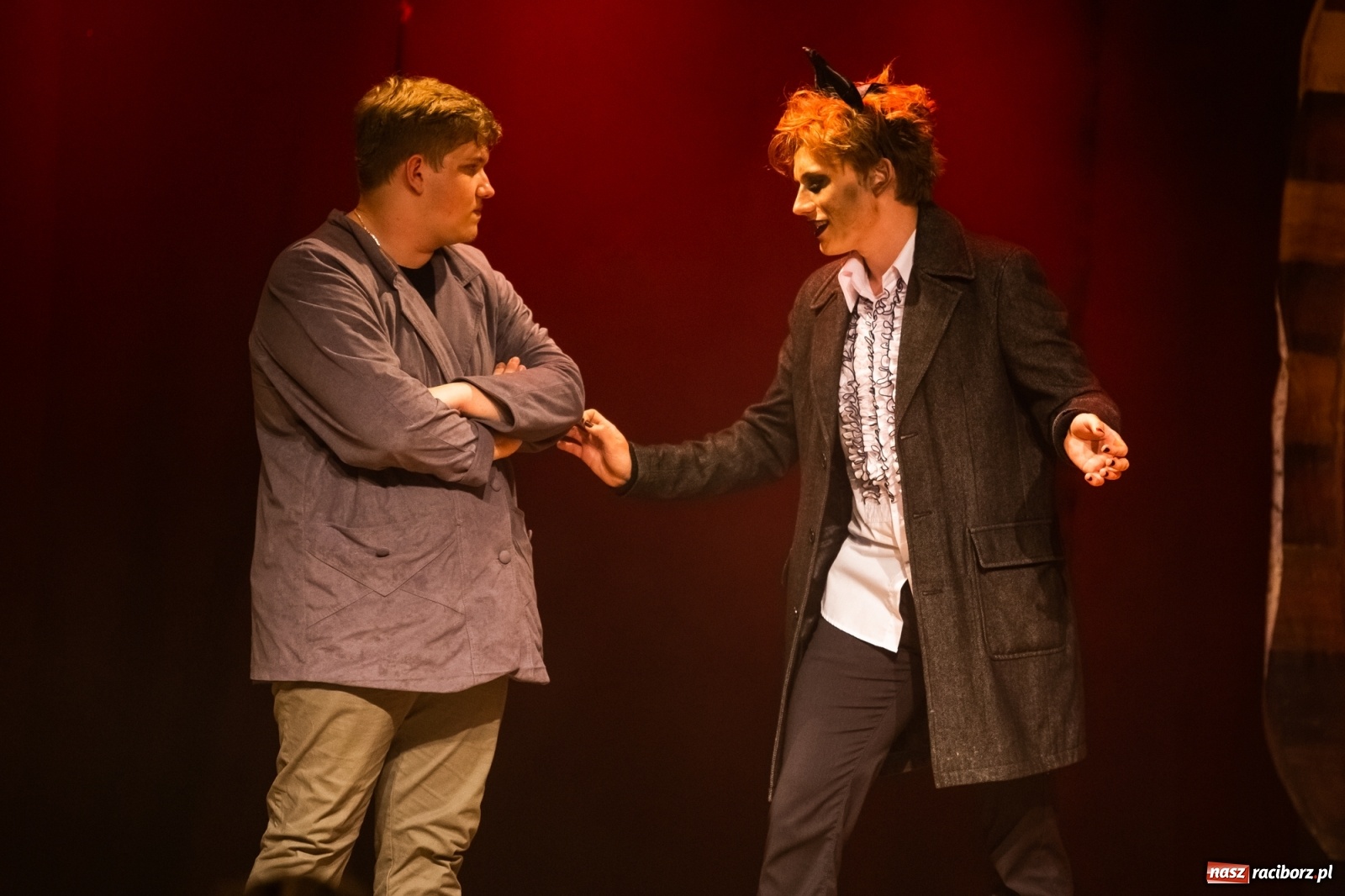 Zdjęcie w galerii na portalu naszraciborz.pl: Spektakl Igraszki z diabłem na scenie MDK wiadomości z regionu