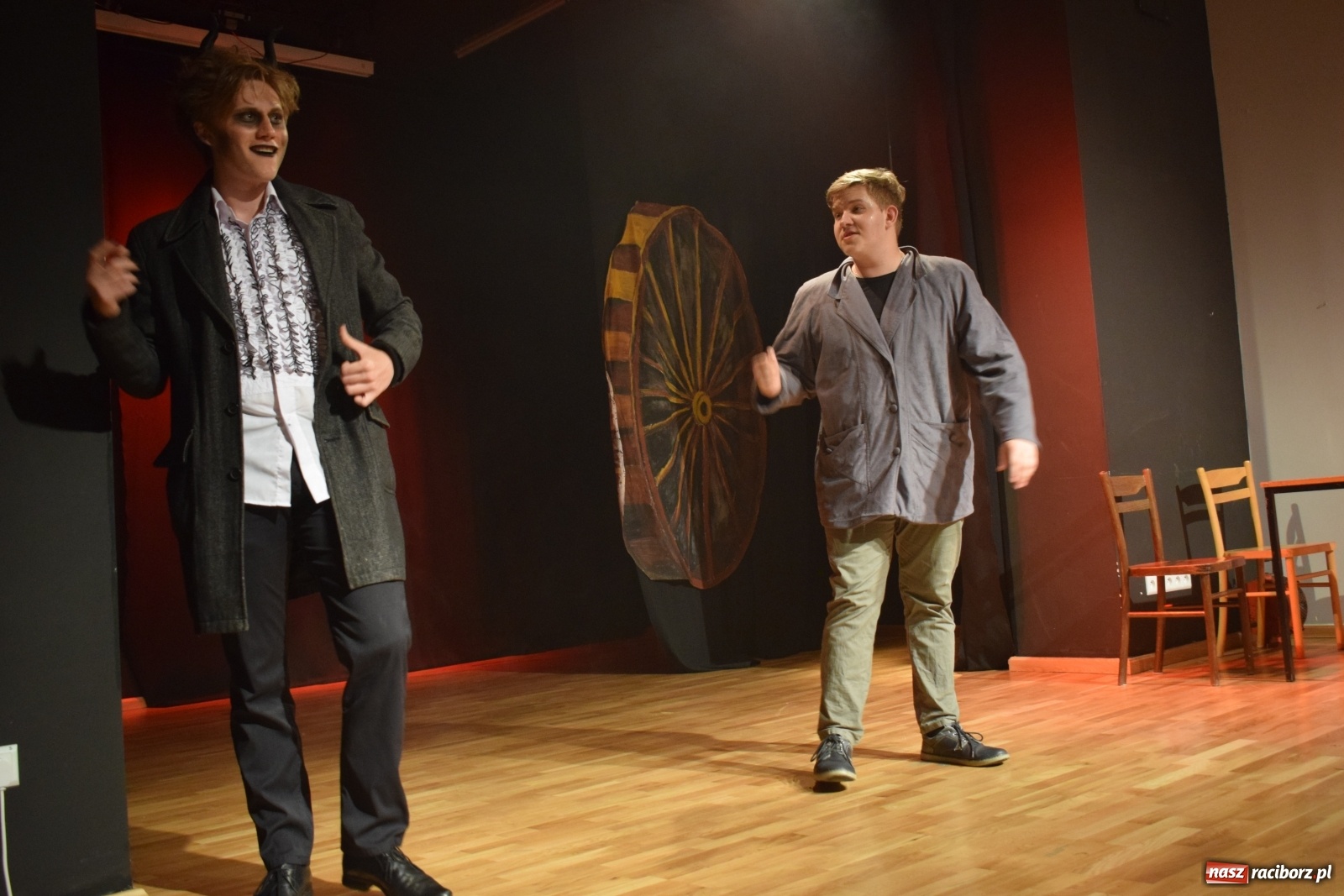 Zdjęcie w galerii na portalu naszraciborz.pl: Spektakl Igraszki z diabłem na scenie MDK wiadomości z regionu