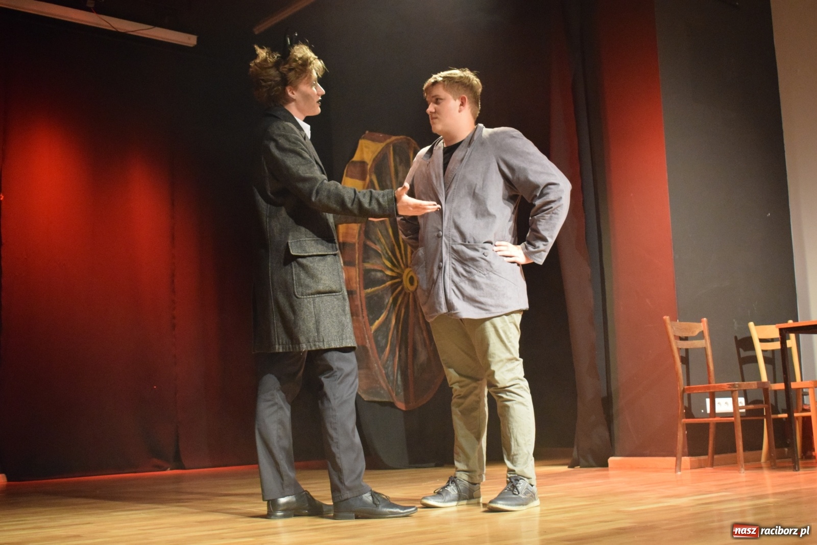 Zdjęcie w galerii na portalu naszraciborz.pl: Spektakl Igraszki z diabłem na scenie MDK wiadomości z regionu