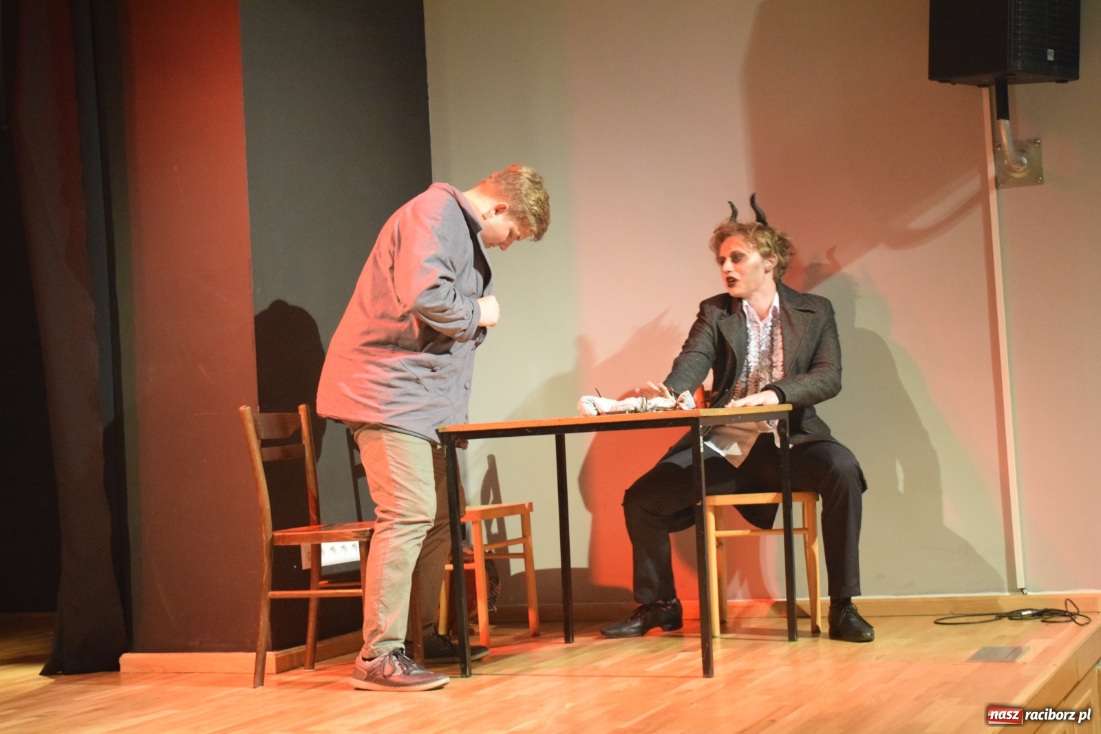 Zdjęcie w galerii na portalu naszraciborz.pl: Spektakl Igraszki z diabłem na scenie MDK wiadomości z regionu
