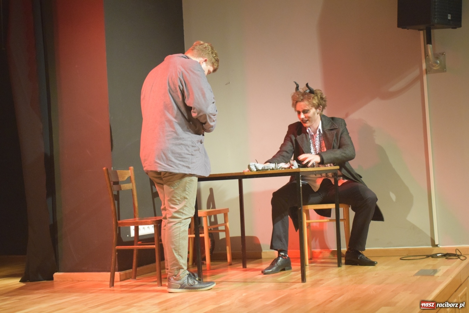 Zdjęcie w galerii na portalu naszraciborz.pl: Spektakl Igraszki z diabłem na scenie MDK wiadomości z regionu