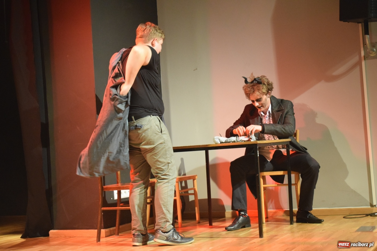 Zdjęcie w galerii na portalu naszraciborz.pl: Spektakl Igraszki z diabłem na scenie MDK wiadomości z regionu