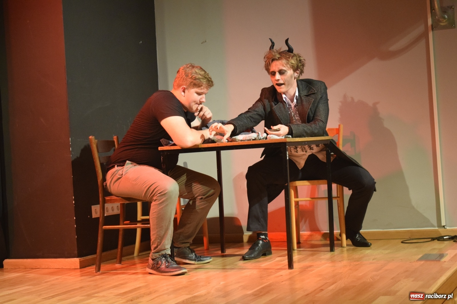 Zdjęcie w galerii na portalu naszraciborz.pl: Spektakl Igraszki z diabłem na scenie MDK wiadomości z regionu