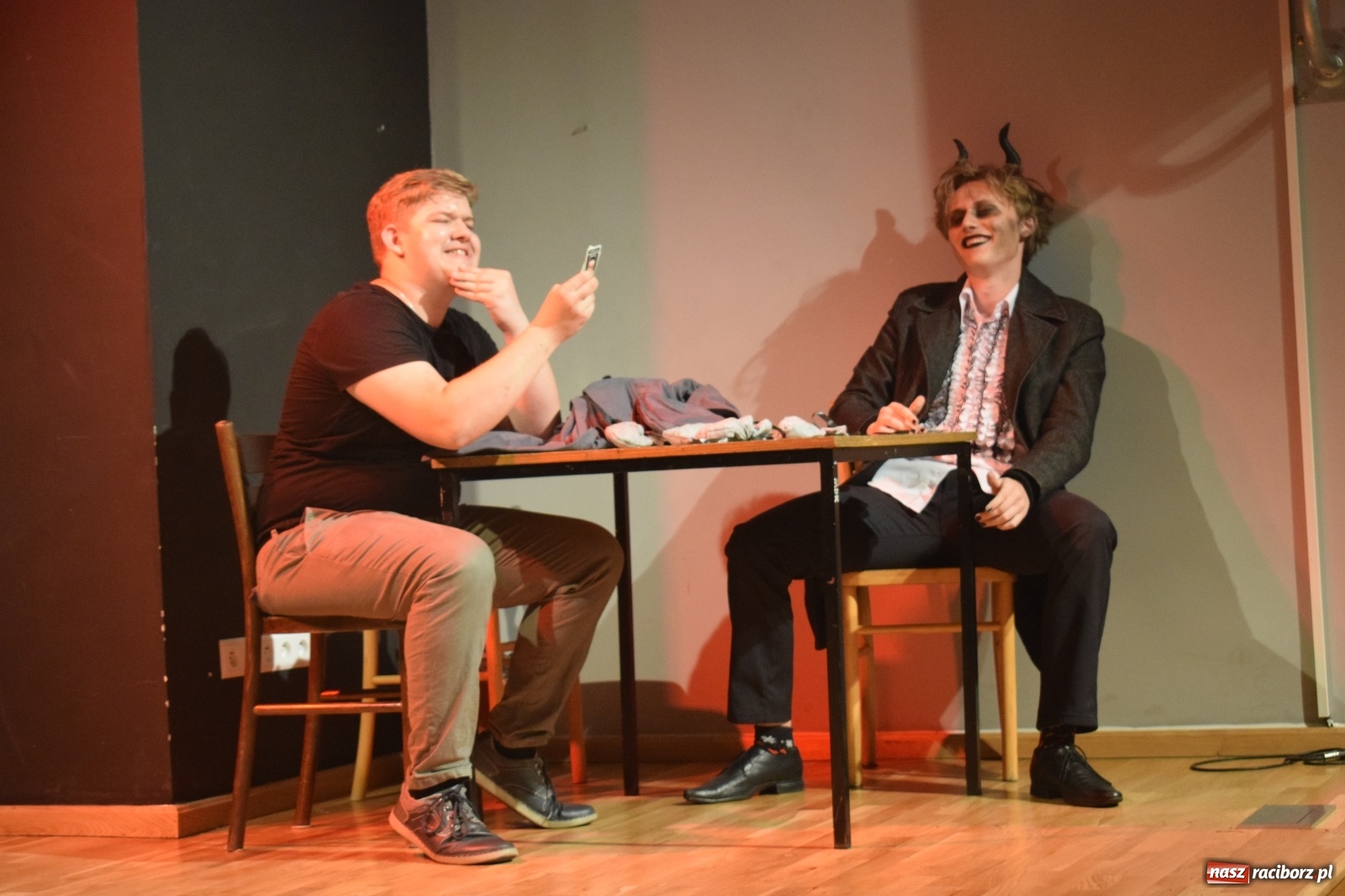 Zdjęcie w galerii na portalu naszraciborz.pl: Spektakl Igraszki z diabłem na scenie MDK wiadomości z regionu