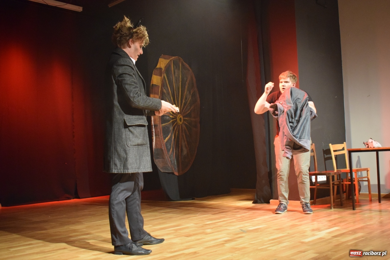 Zdjęcie w galerii na portalu naszraciborz.pl: Spektakl Igraszki z diabłem na scenie MDK wiadomości z regionu