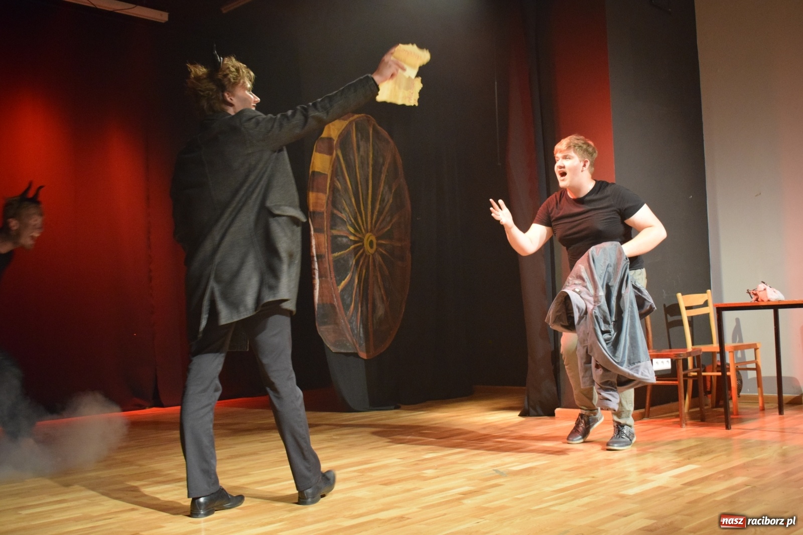 Zdjęcie w galerii na portalu naszraciborz.pl: Spektakl Igraszki z diabłem na scenie MDK wiadomości z regionu