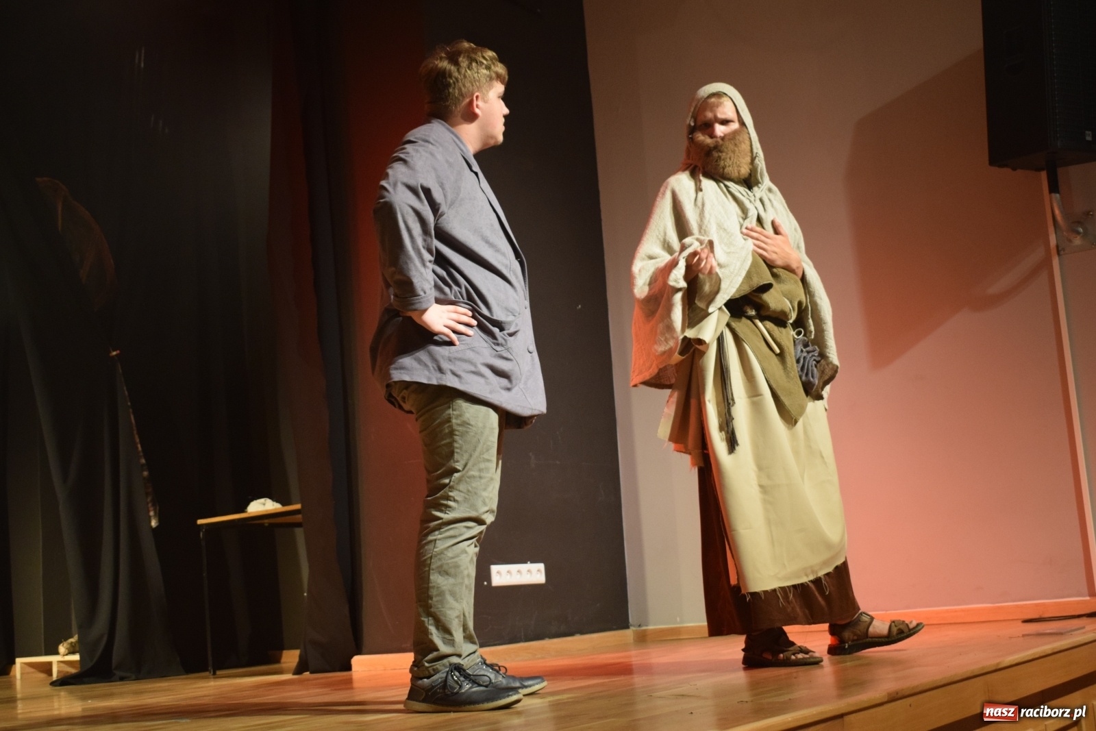 Zdjęcie w galerii na portalu naszraciborz.pl: Spektakl Igraszki z diabłem na scenie MDK wiadomości z regionu