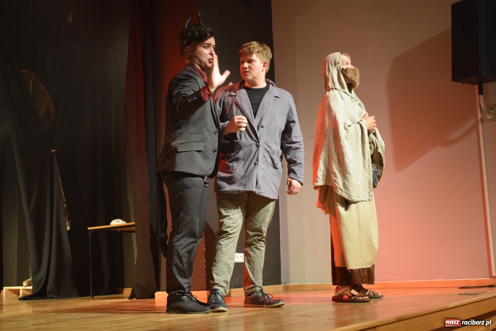 Zdjęcie w galerii na portalu naszraciborz.pl: Spektakl Igraszki z diabłem na scenie MDK wiadomości z regionu