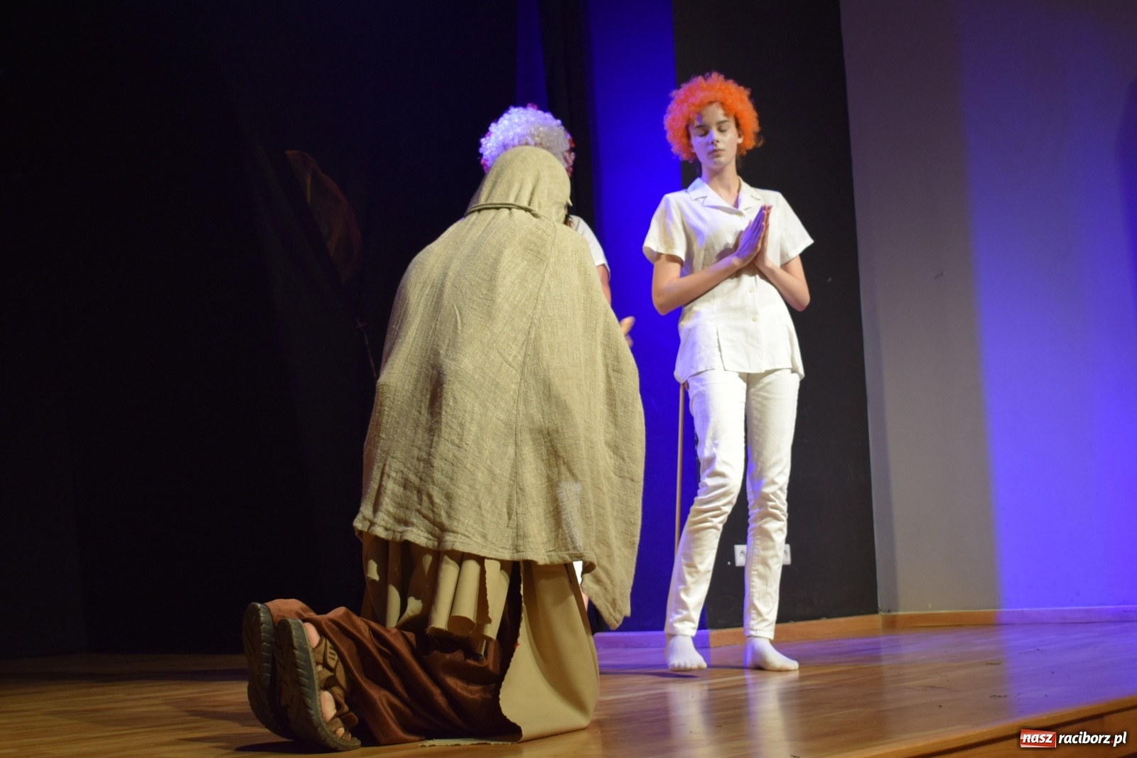 Zdjęcie w galerii na portalu naszraciborz.pl: Spektakl Igraszki z diabłem na scenie MDK wiadomości z regionu