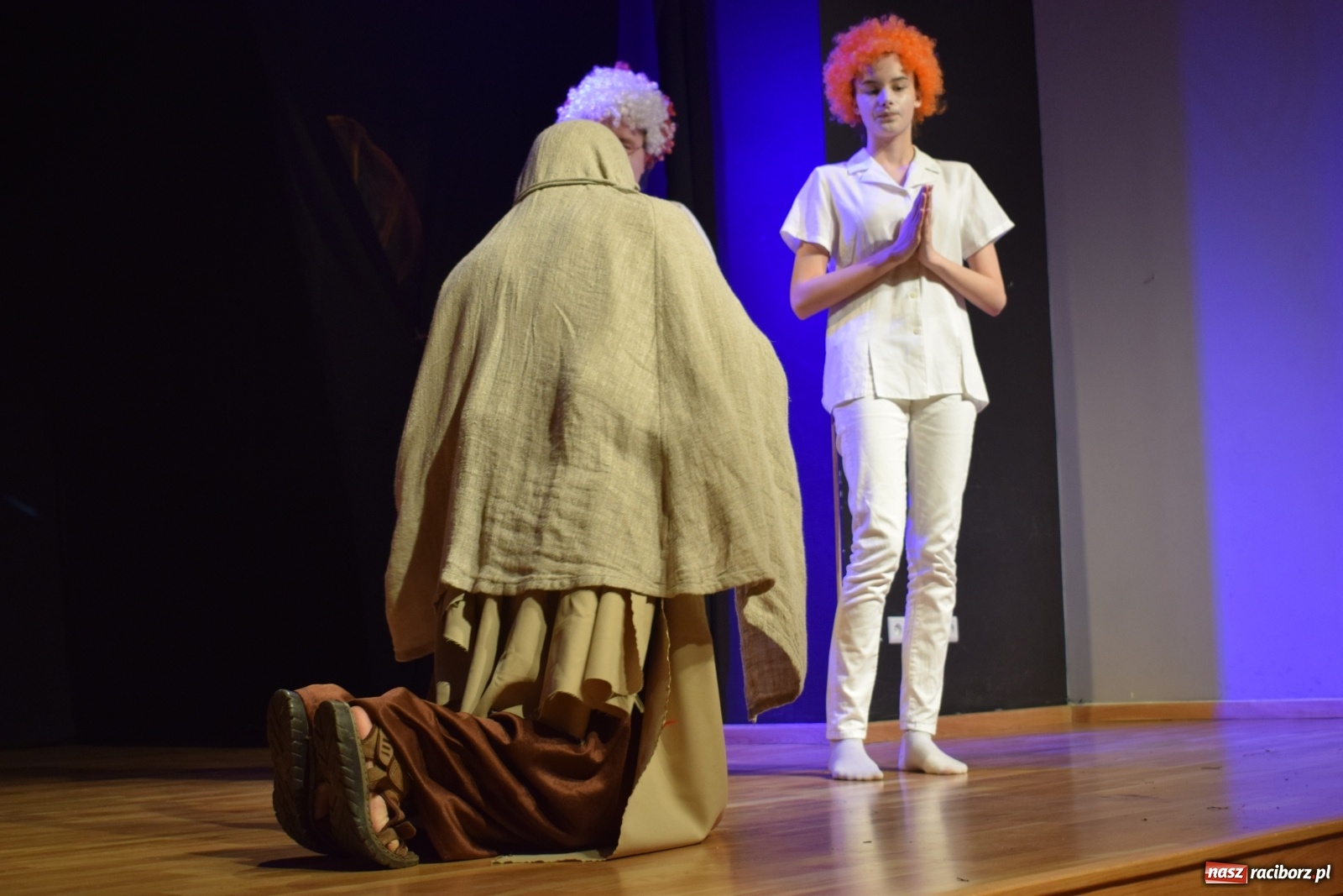 Zdjęcie w galerii na portalu naszraciborz.pl: Spektakl Igraszki z diabłem na scenie MDK wiadomości z regionu
