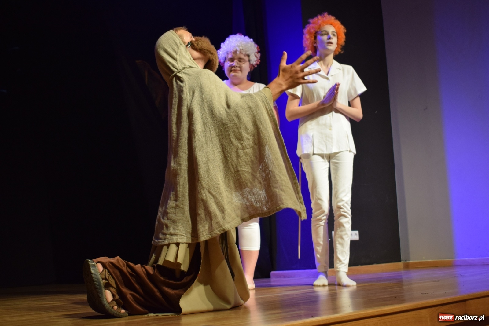 Zdjęcie w galerii na portalu naszraciborz.pl: Spektakl Igraszki z diabłem na scenie MDK wiadomości z regionu